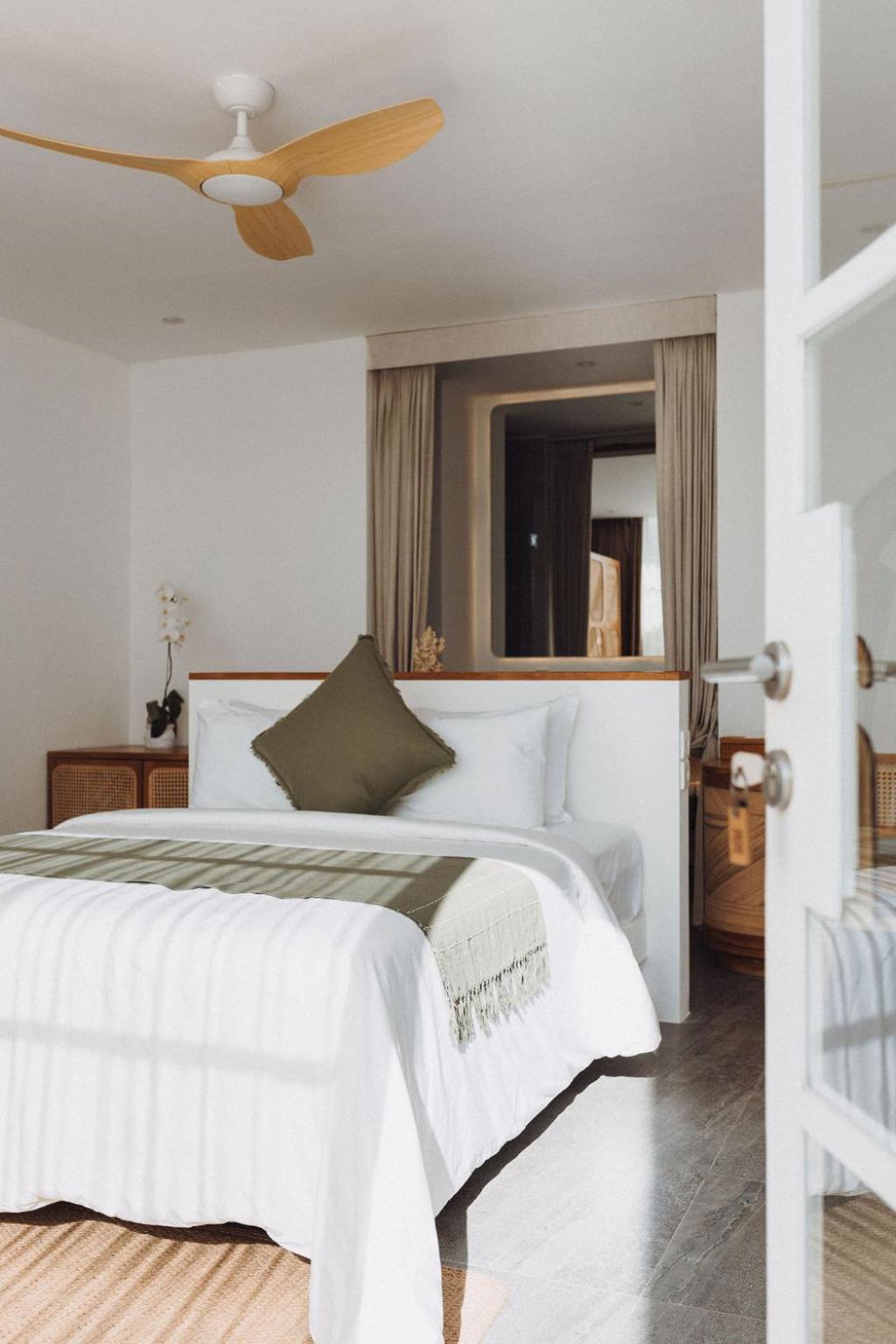 Suite with Pool View - Photo 1