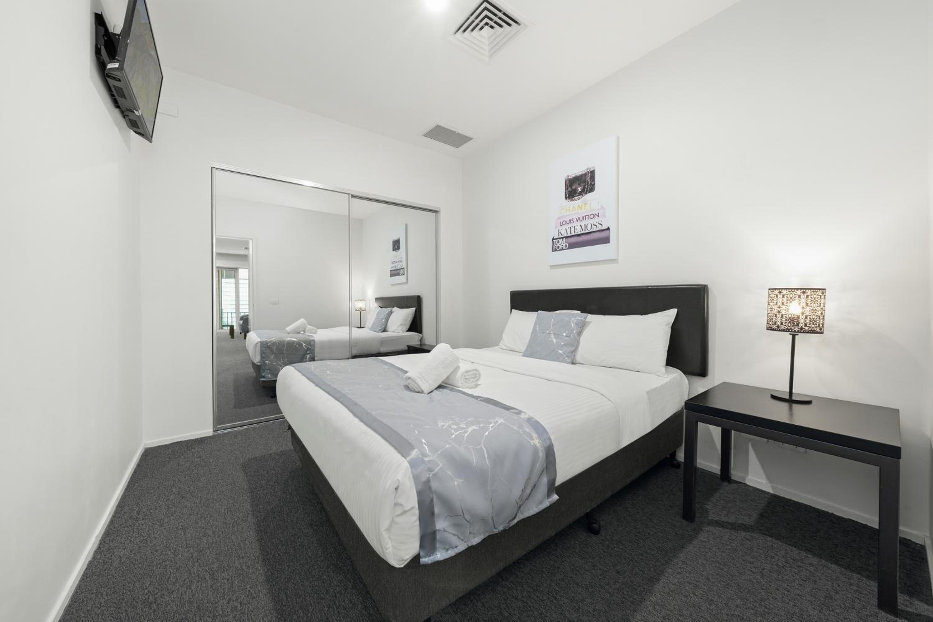 Two Bedroom Deluxe Apartment - Photo 4