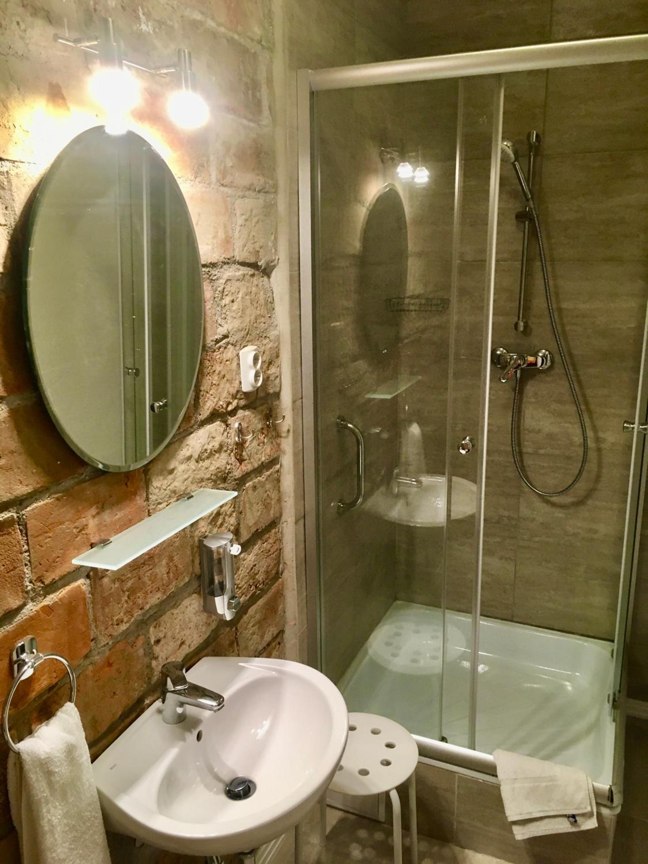 Quadruple Room with Bathroom - Photo 2