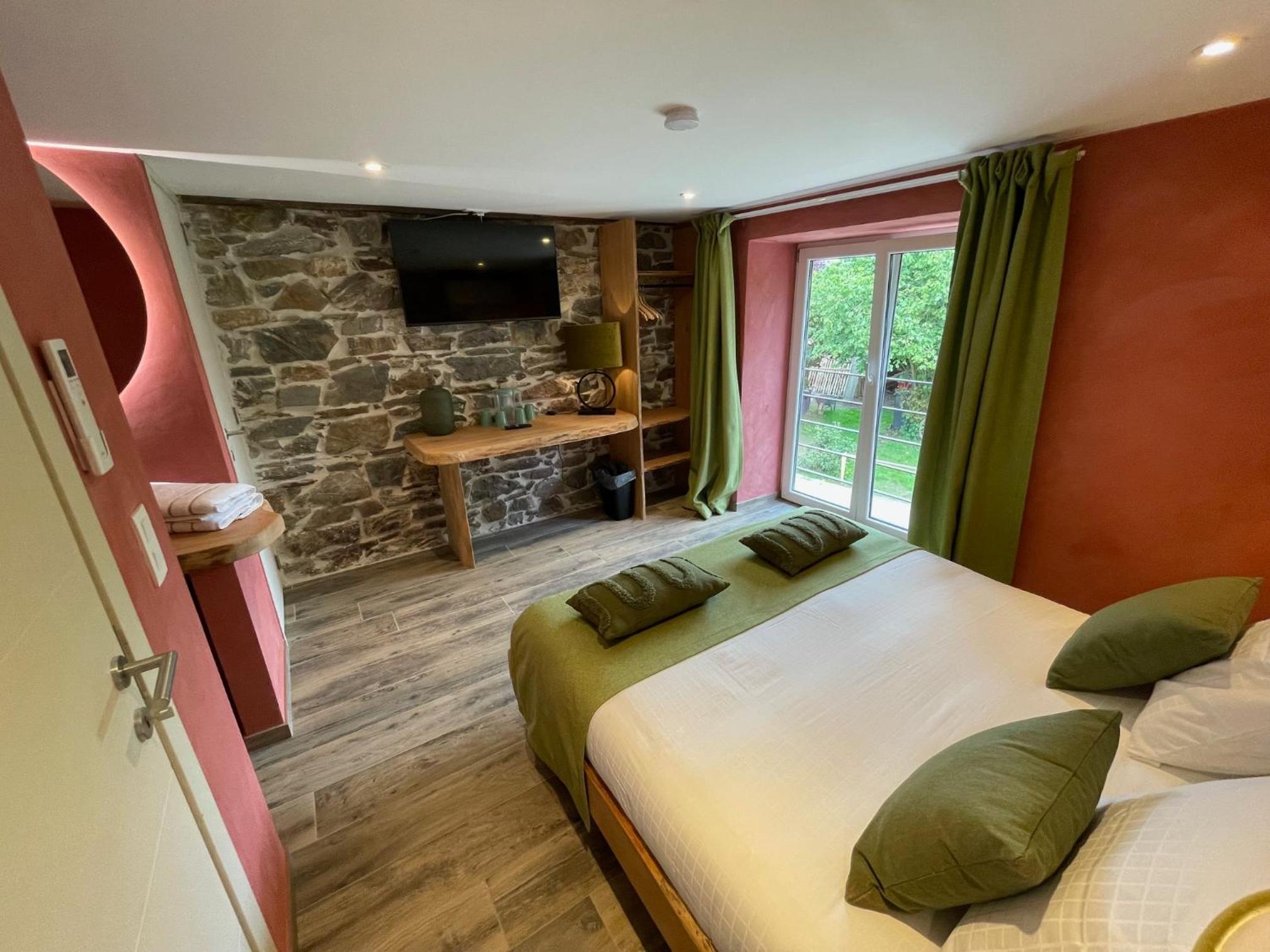 Deluxe Double Room with Balcony photo 2