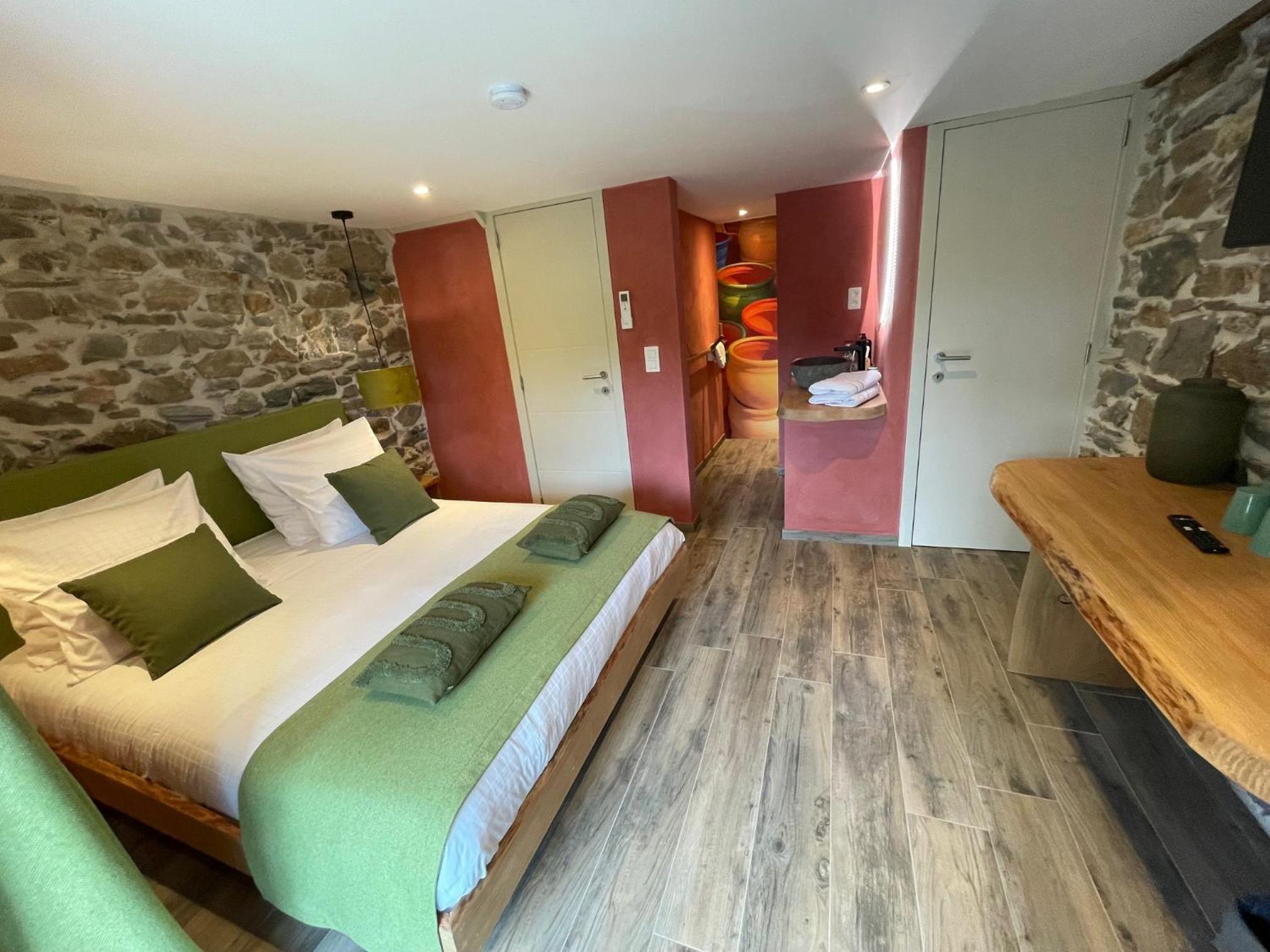 Deluxe Double Room with Balcony photo 3