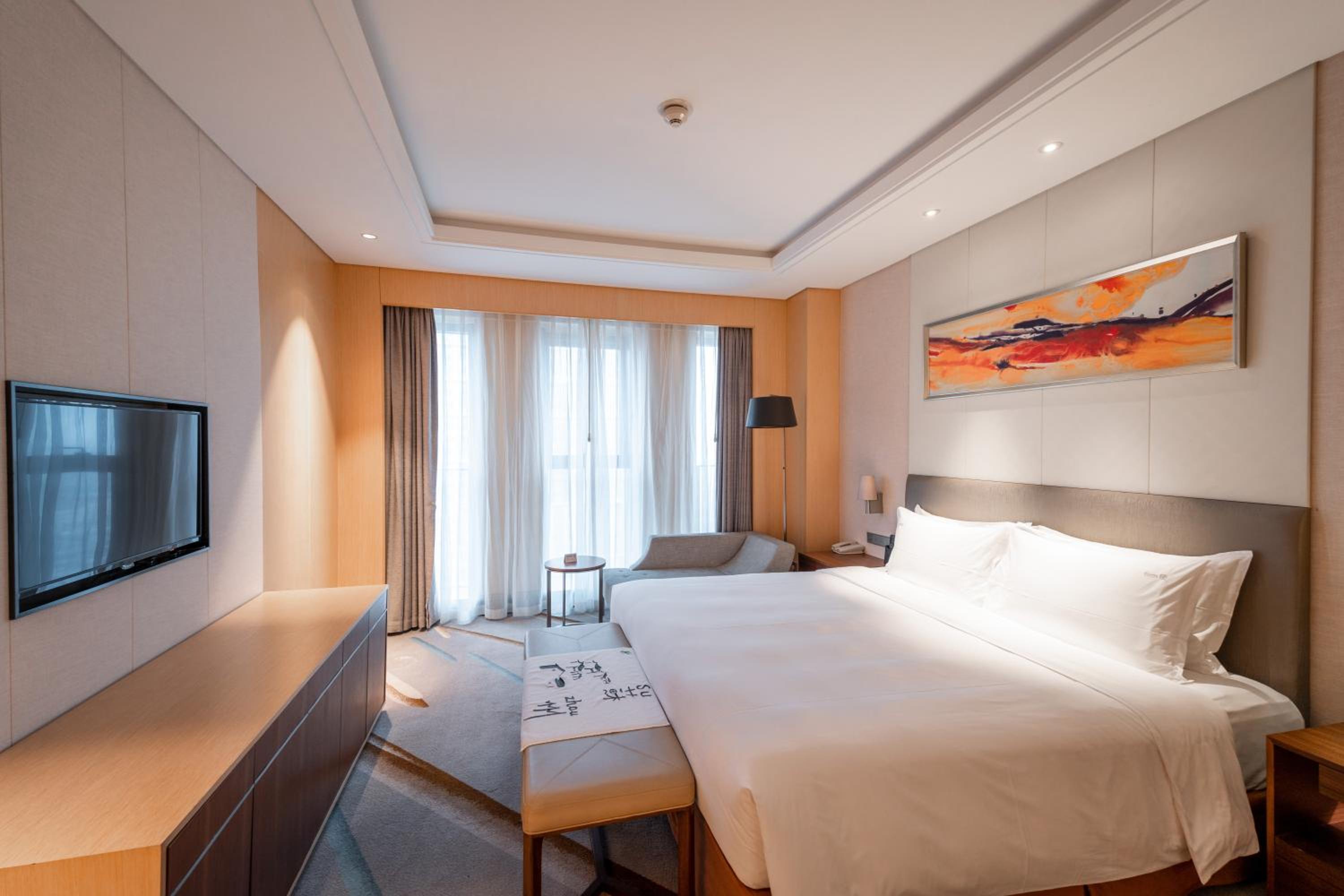 Standard King Room with City View photo 3