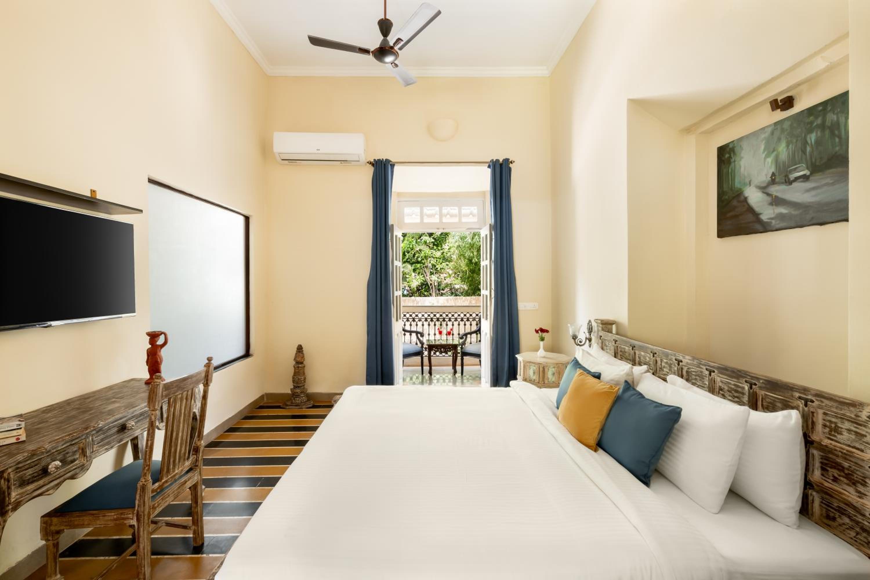 Deluxe Heritage Room - Photo 24