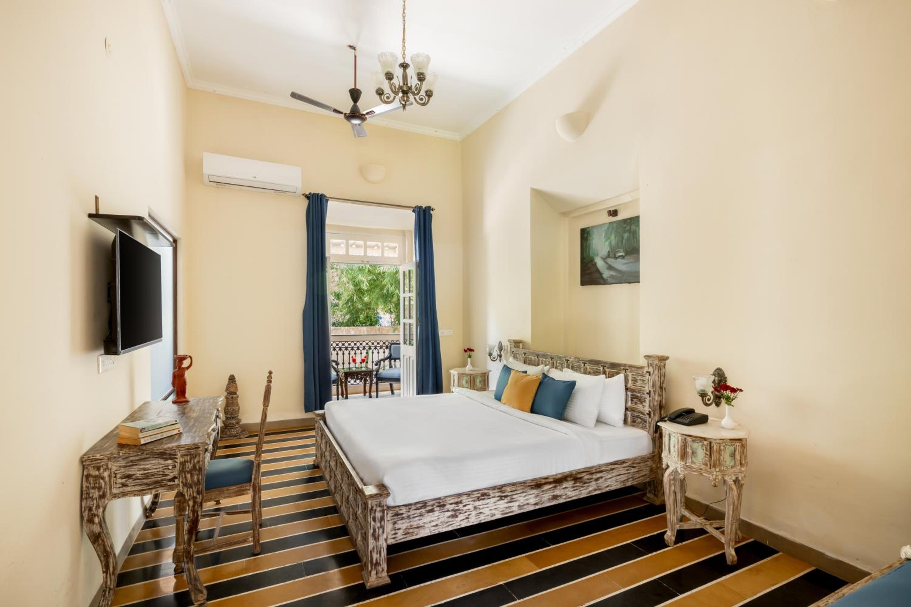 Deluxe Heritage Room - Photo 15