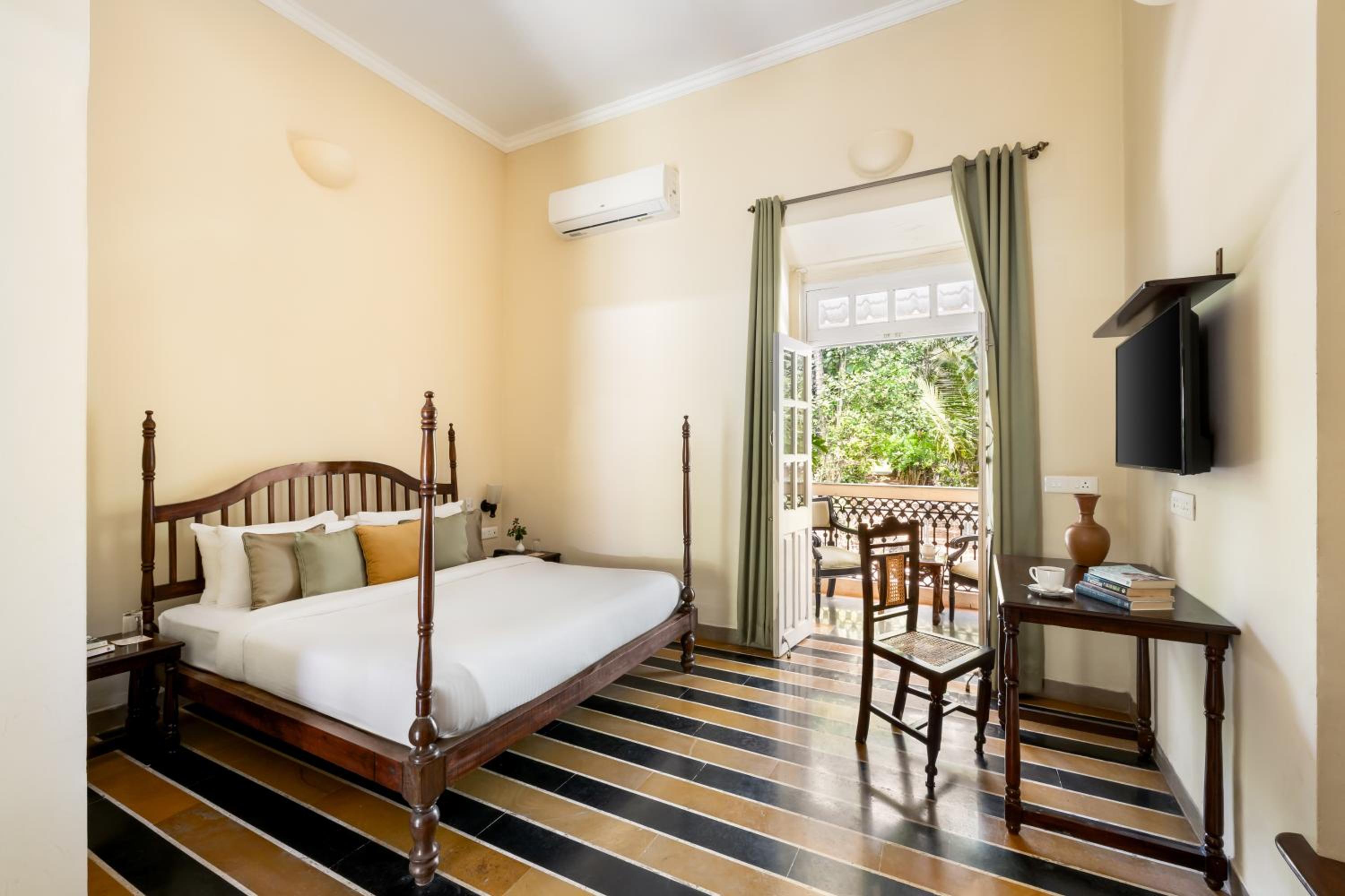 Deluxe Heritage Room - Photo 19