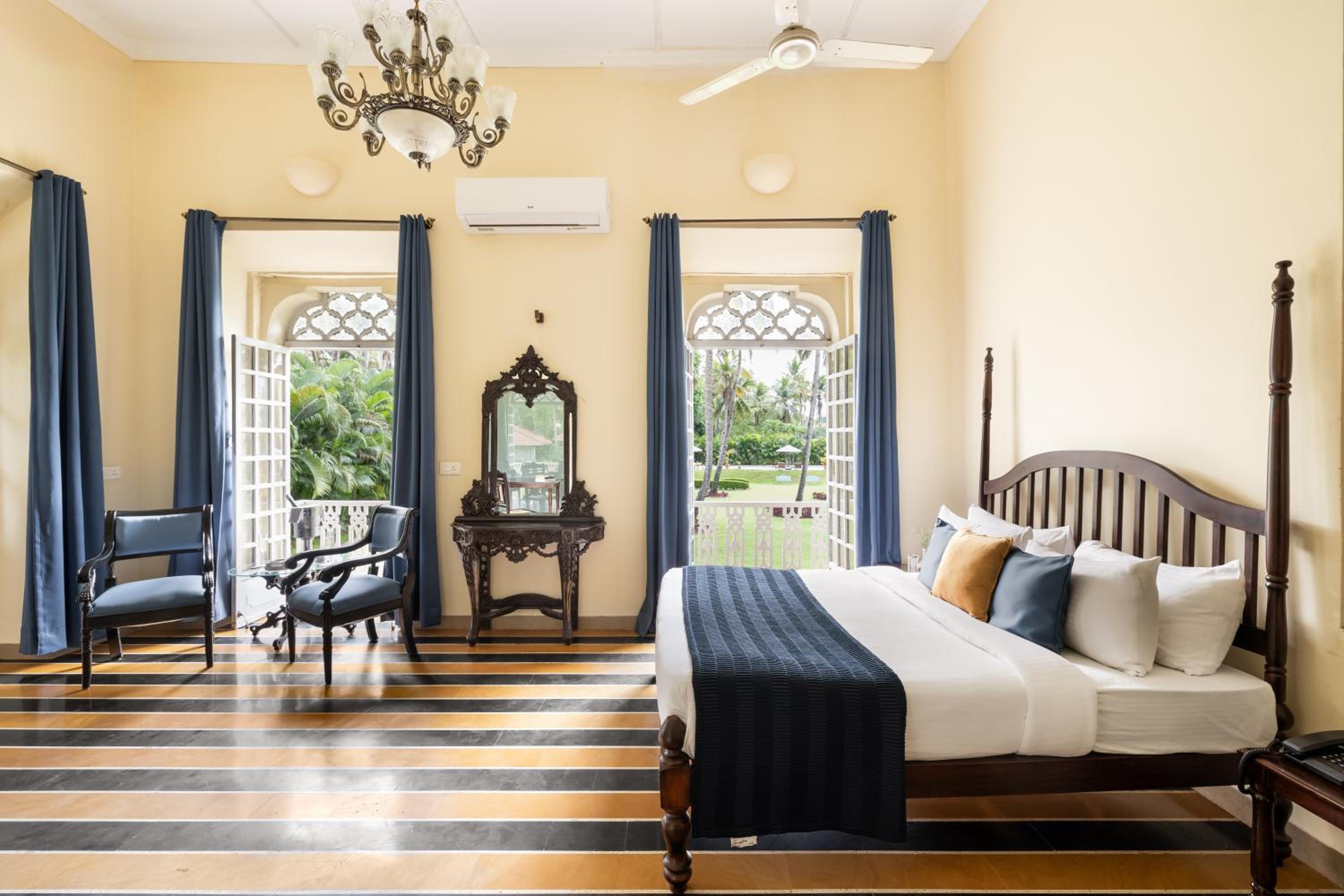 Deluxe Heritage Room - Photo 11