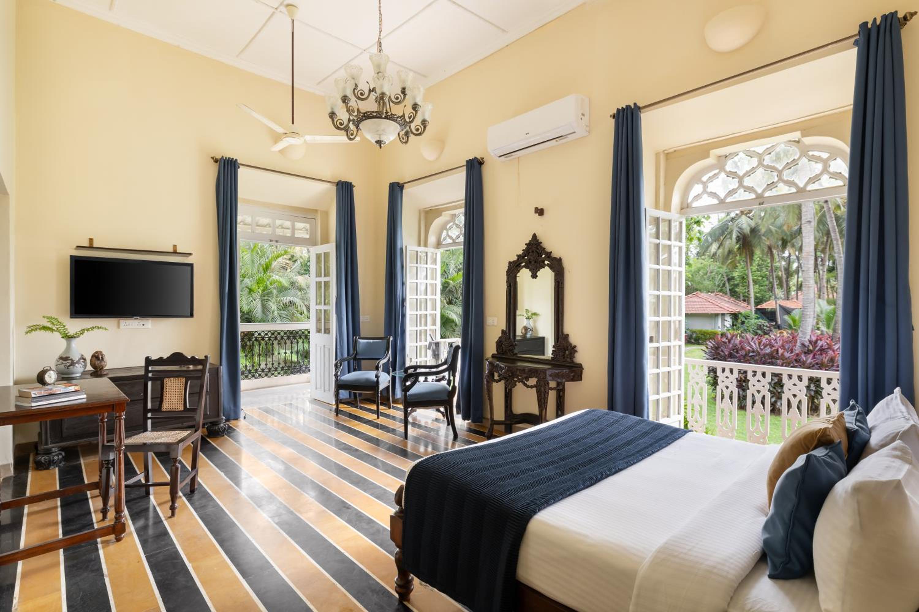 Deluxe Heritage Room - Photo 14