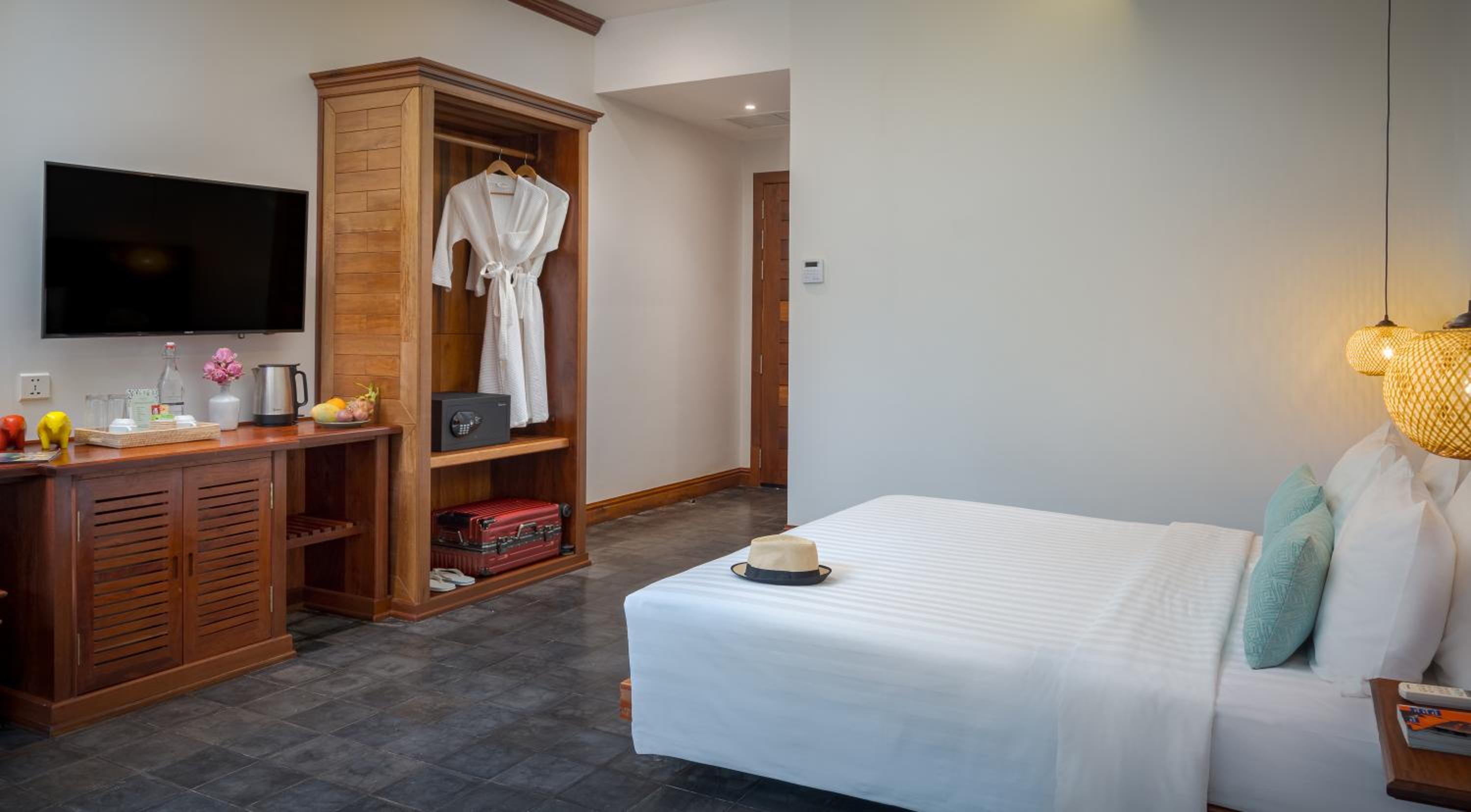 Deluxe Double Room with Balcony - Photo 2