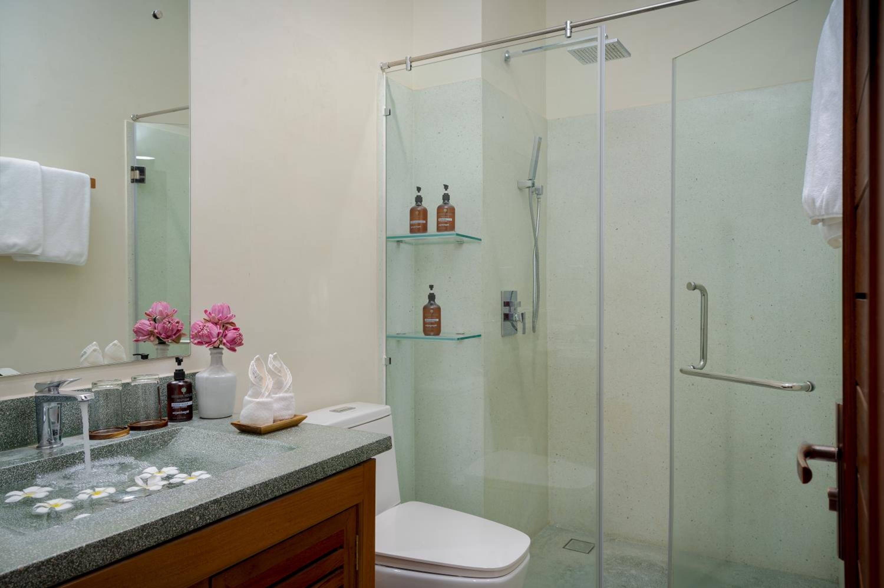 Deluxe Double Room with Balcony - Photo 7