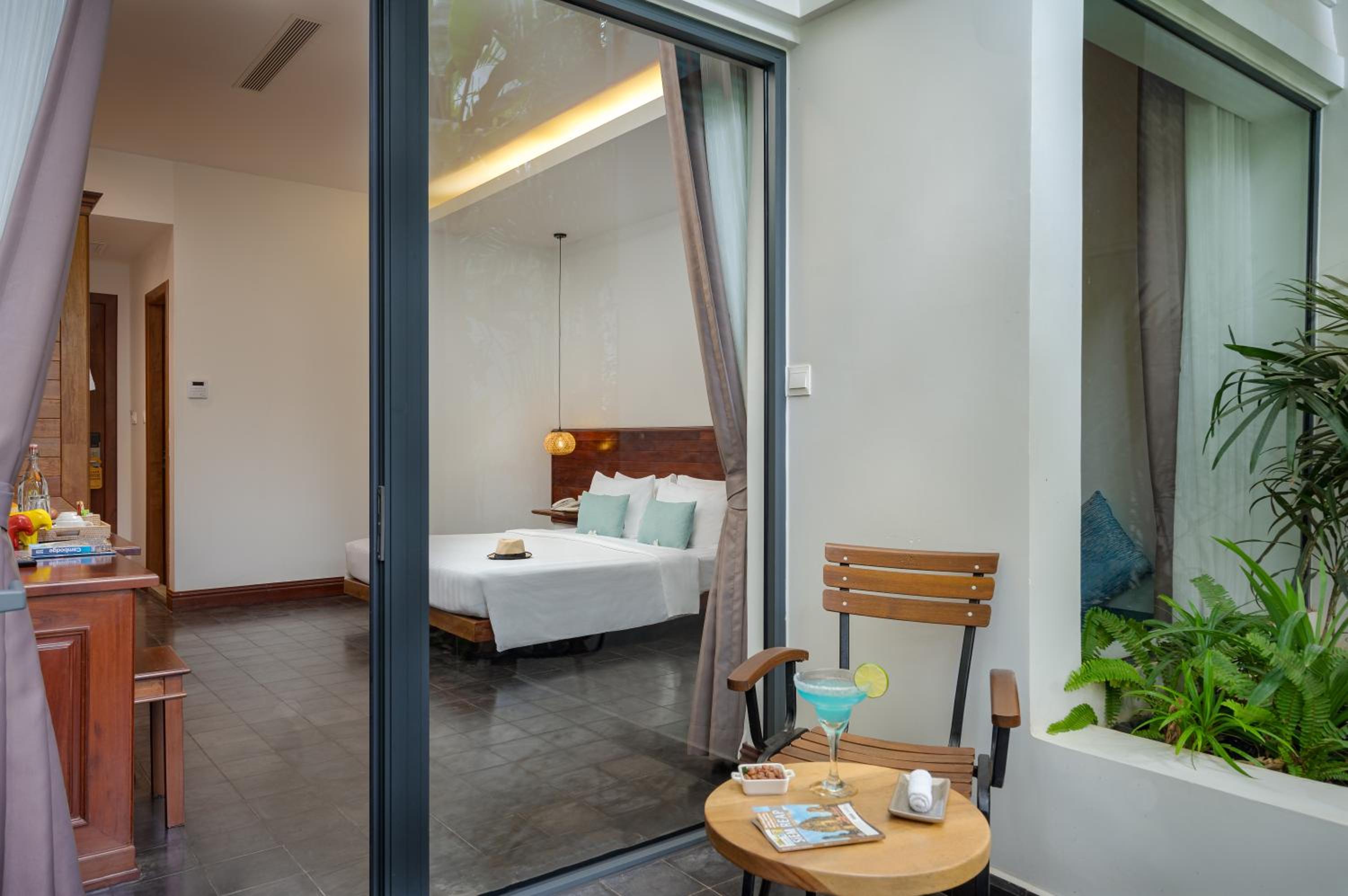 Deluxe Double Room with Balcony - Photo 8