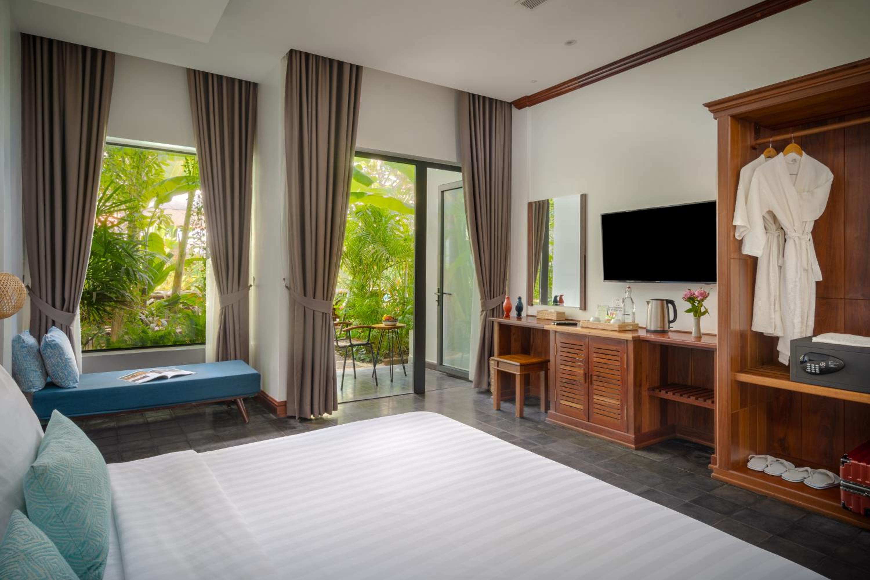 Deluxe Double Room with Balcony - Photo 6