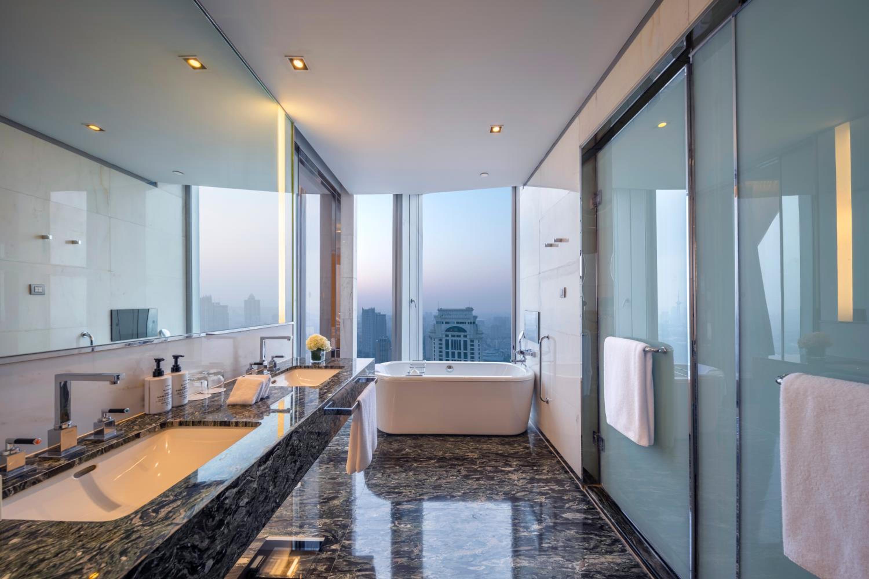 Junior King Suite with City View - Photo 3