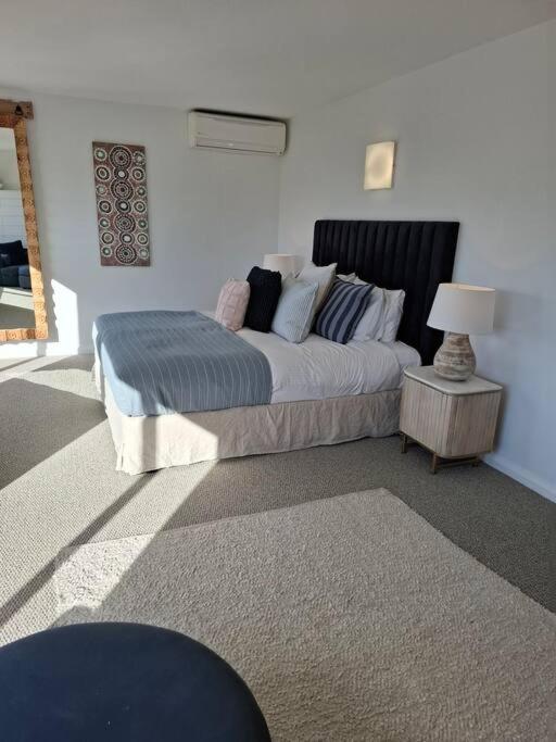 Five-Bedroom House photo 1