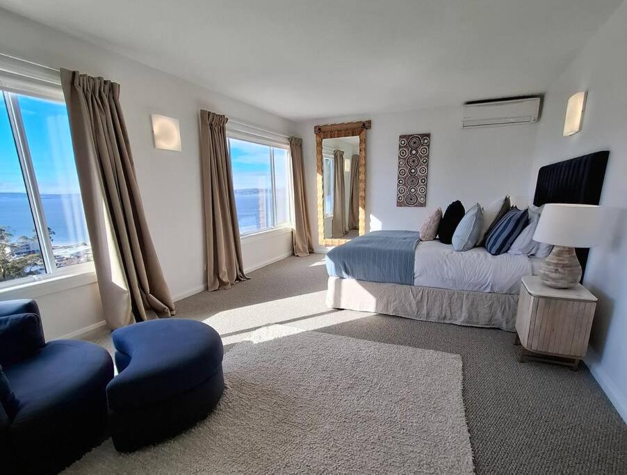 Five-Bedroom House photo 2