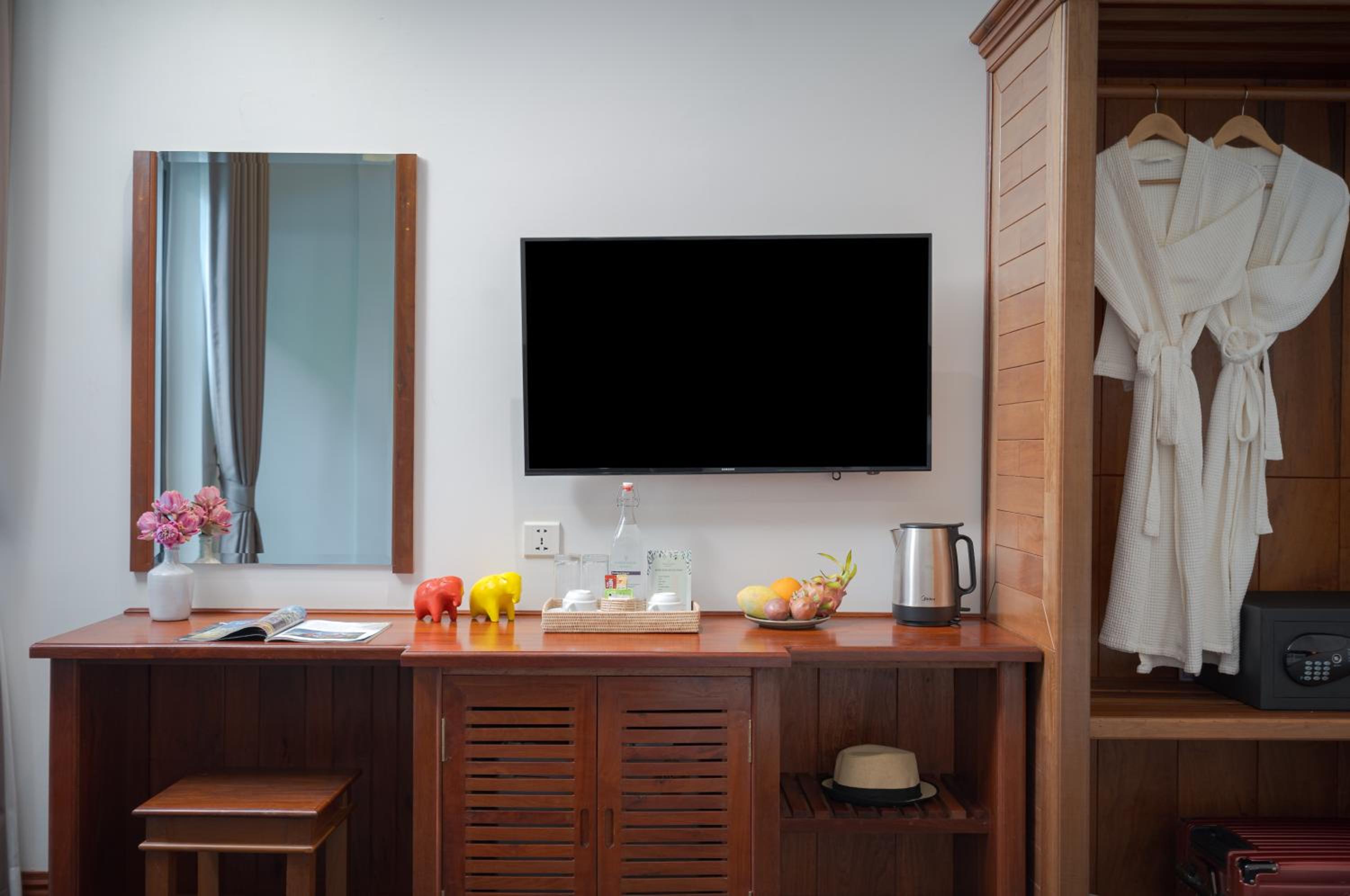 Deluxe Double Room with Balcony - Photo 10