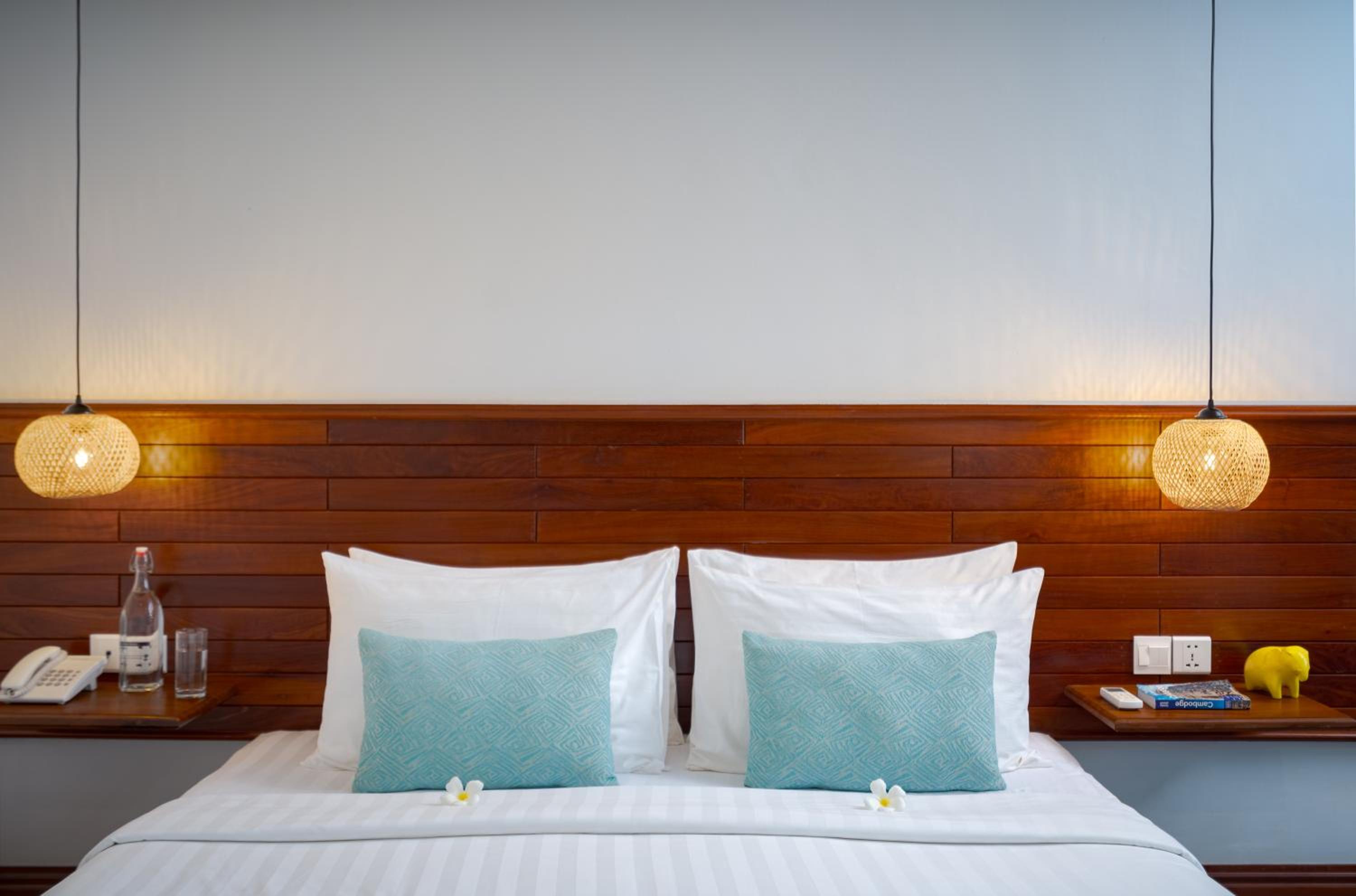 Deluxe Double Room with Balcony - Photo 9