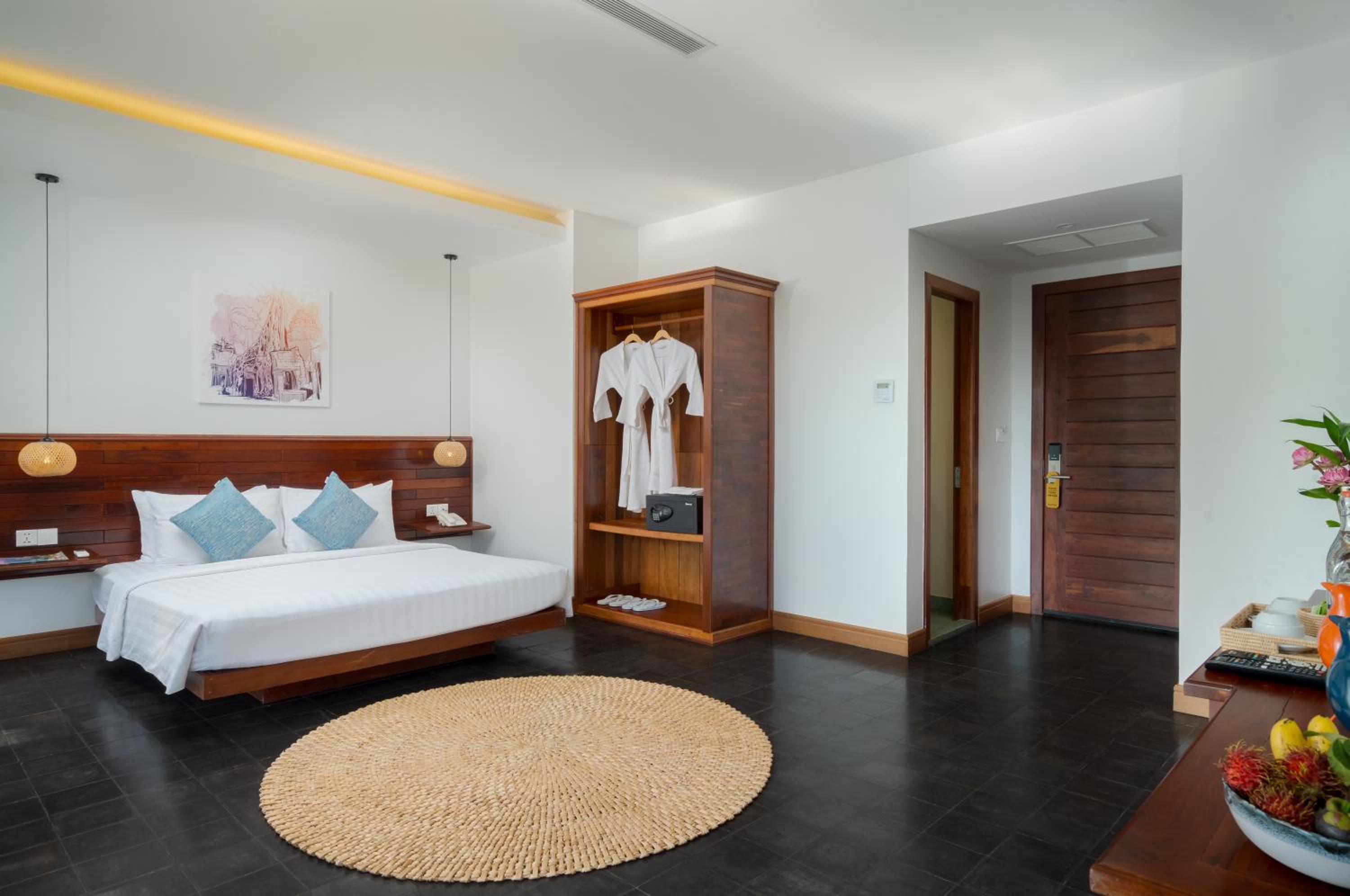 Junior Suite with Balcony - Photo 2