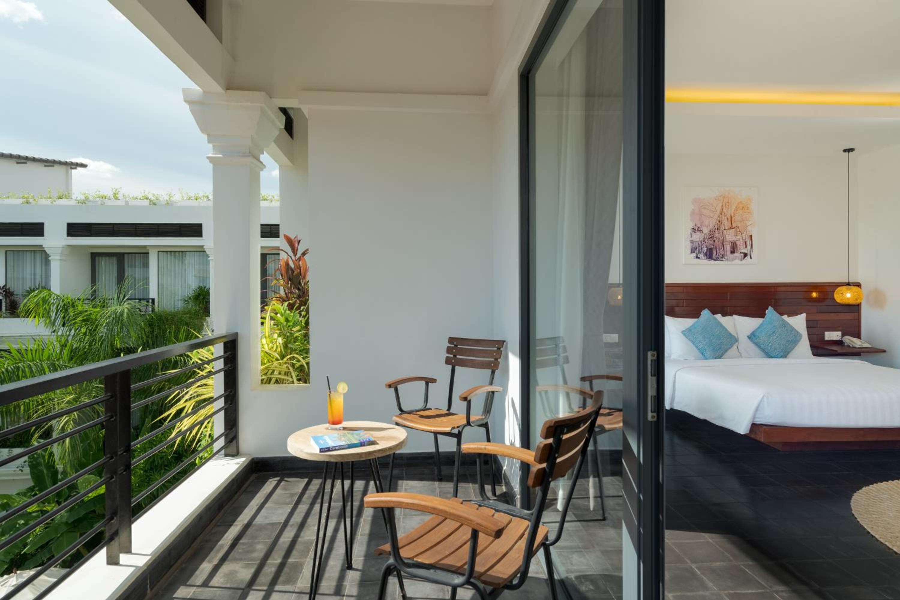 Junior Suite with Balcony - Photo 4