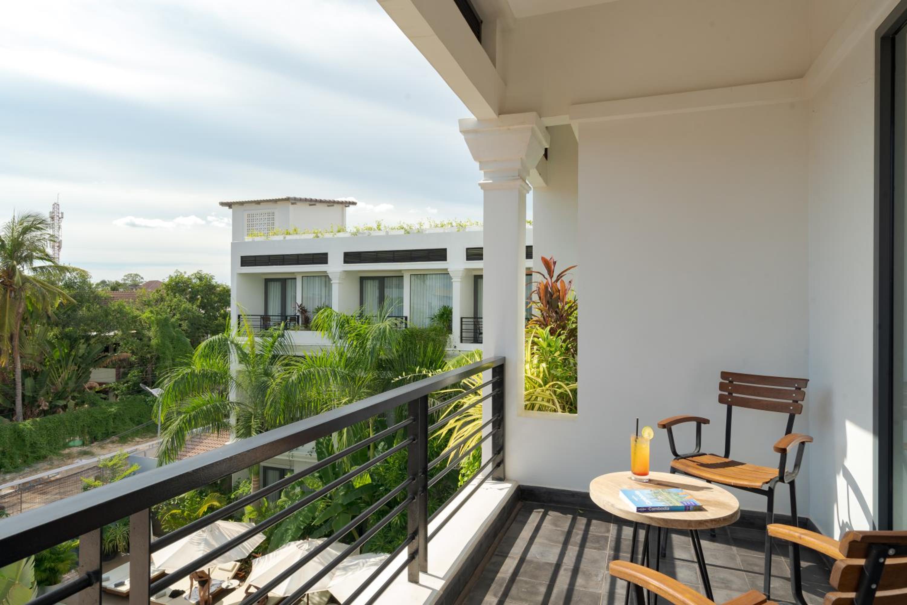 Junior Suite with Balcony - Photo 9