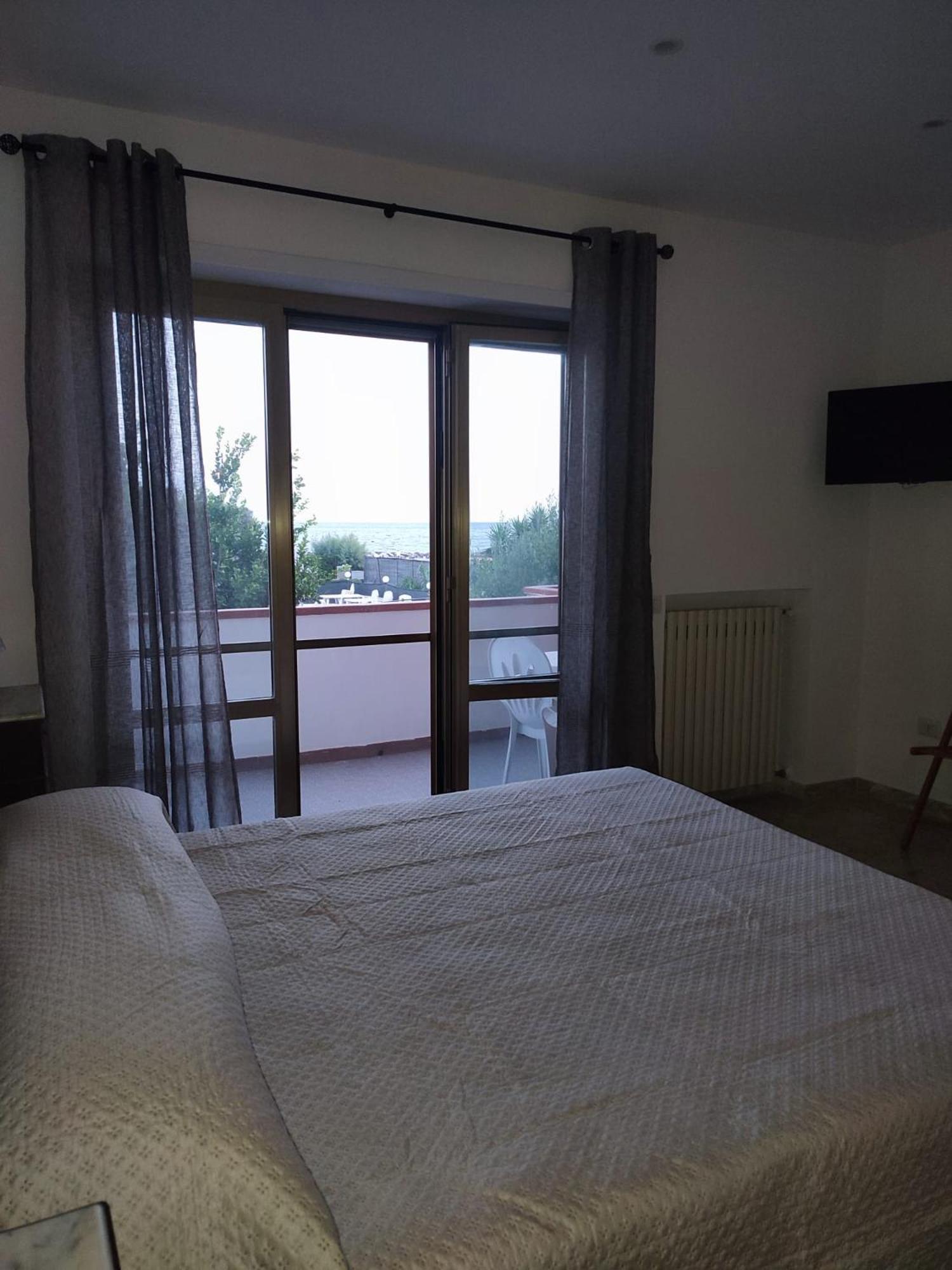 Deluxe Triple Room With Sea View