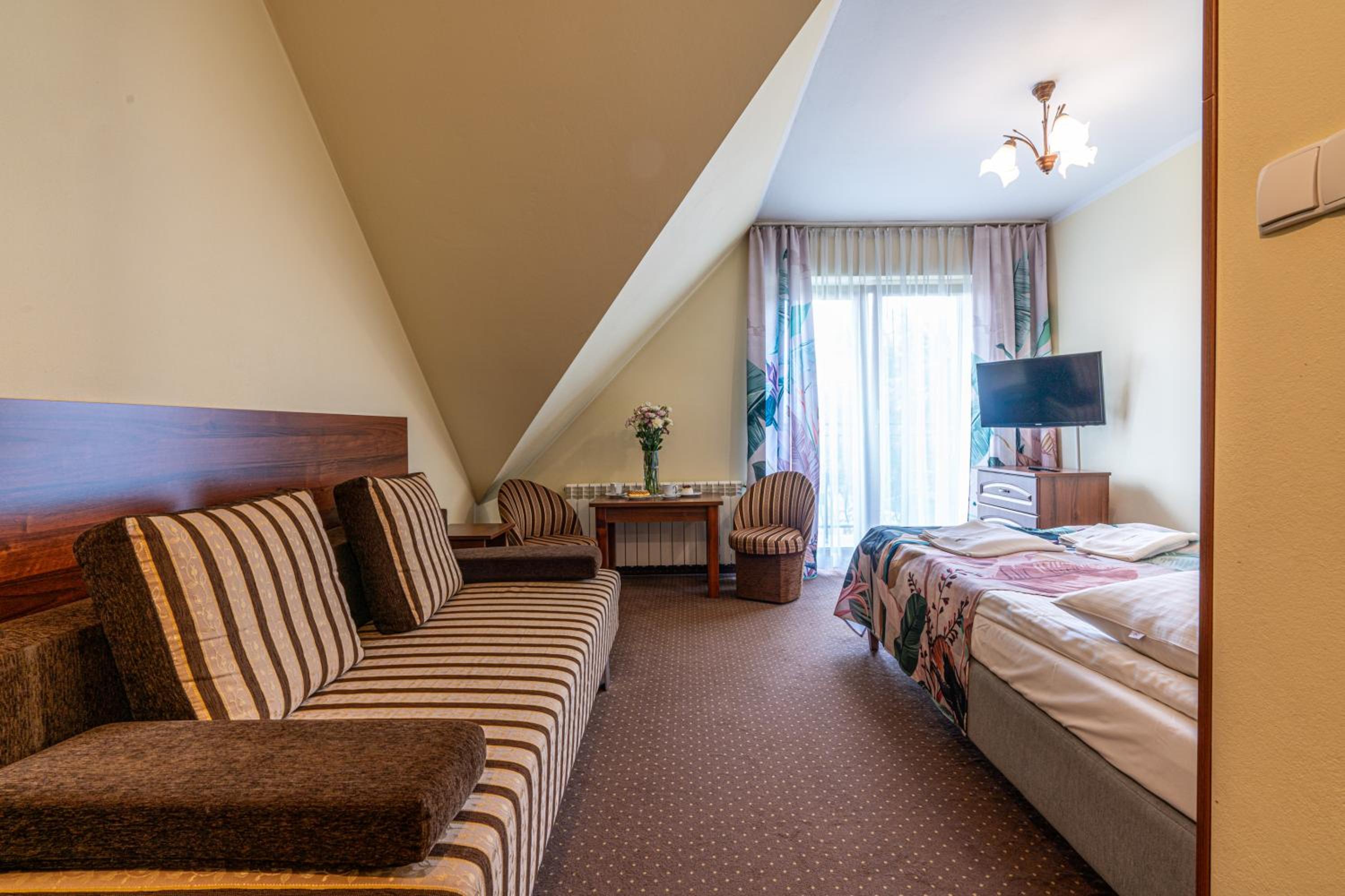 Deluxe Double Room (2 Adults + 1 Child) photo 3