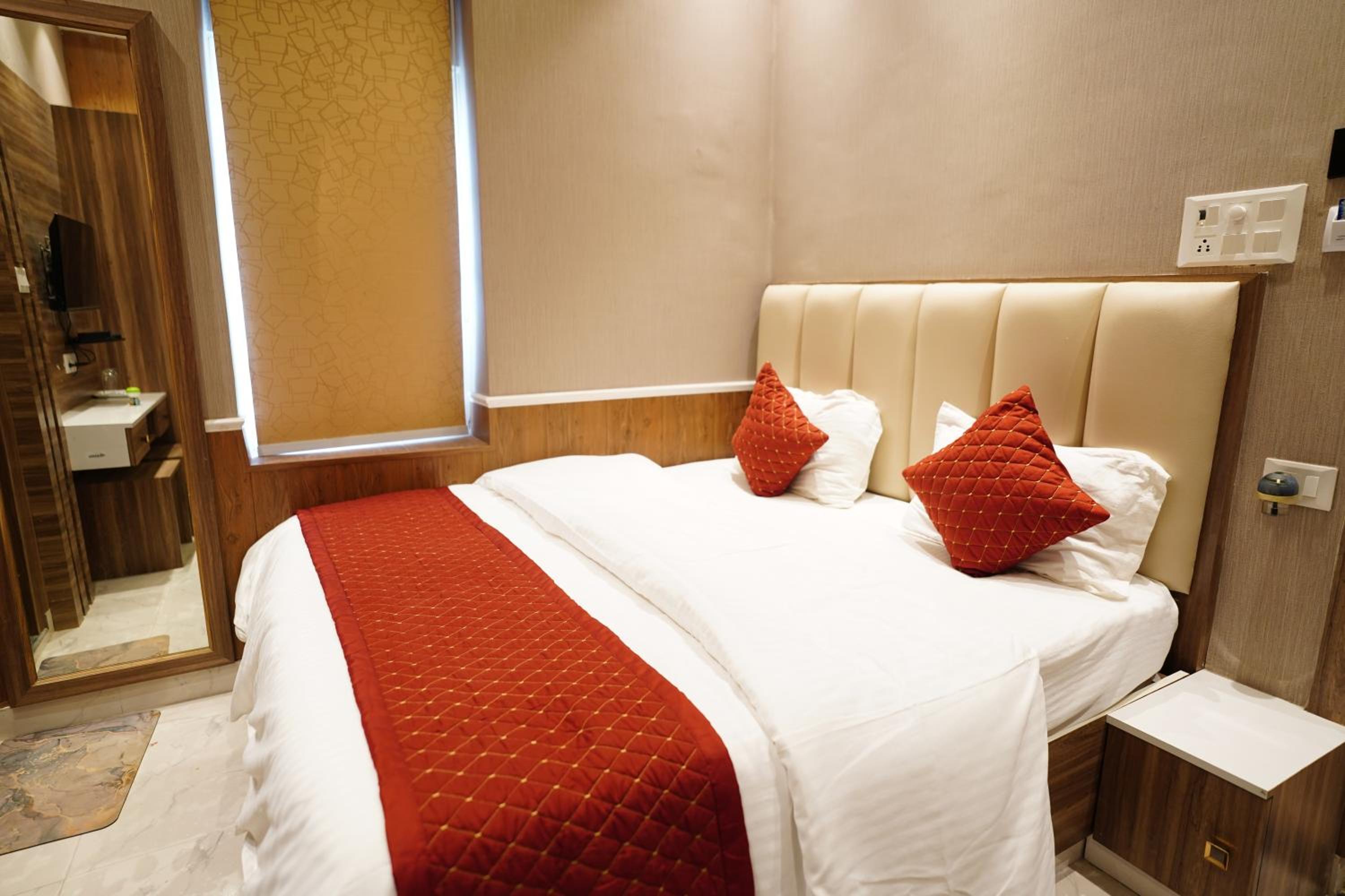 Deluxe Double Room (2 Adults + 1 Child)