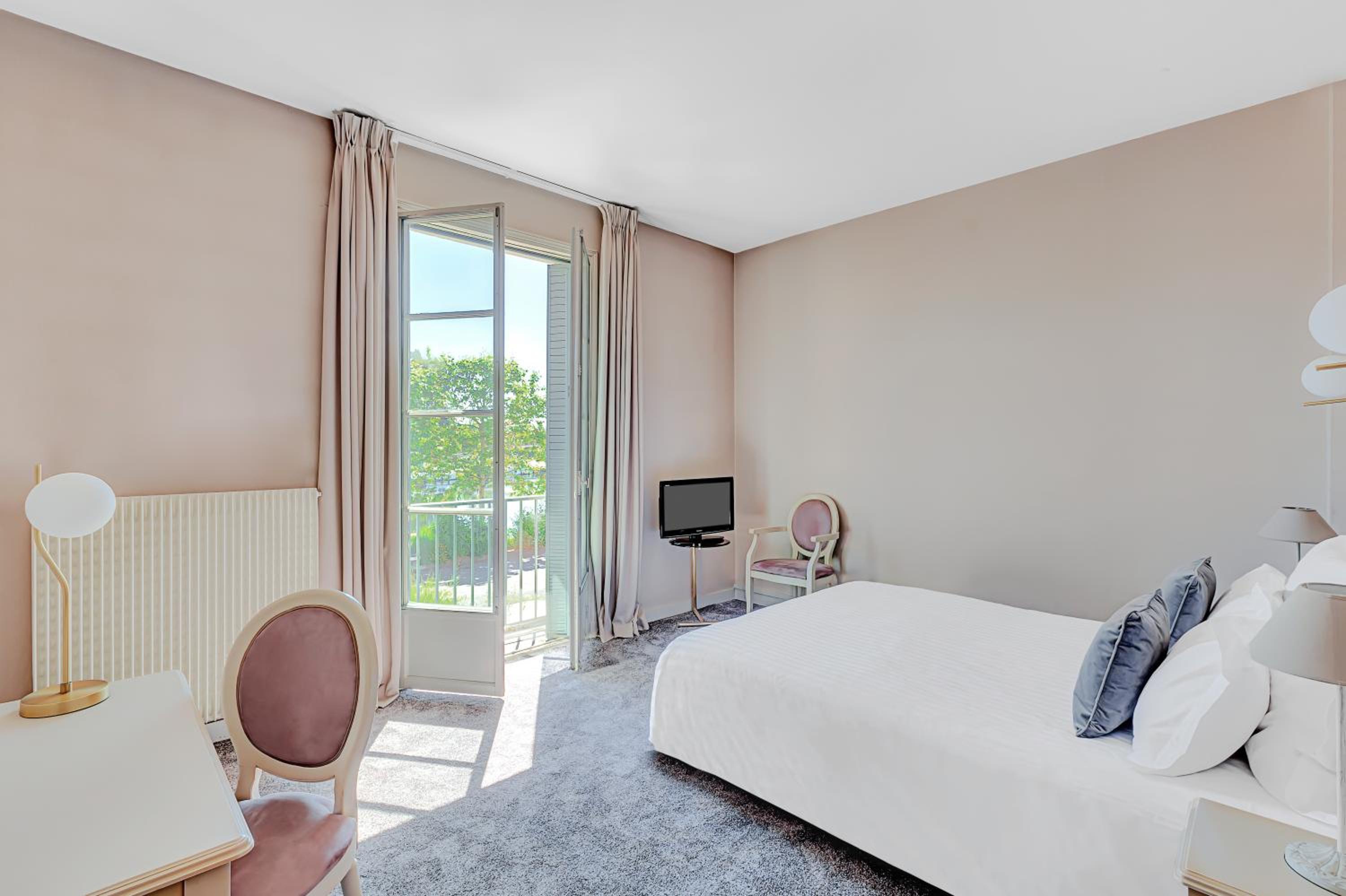 Deluxe King Room with River View - Non-Smoking photo 3