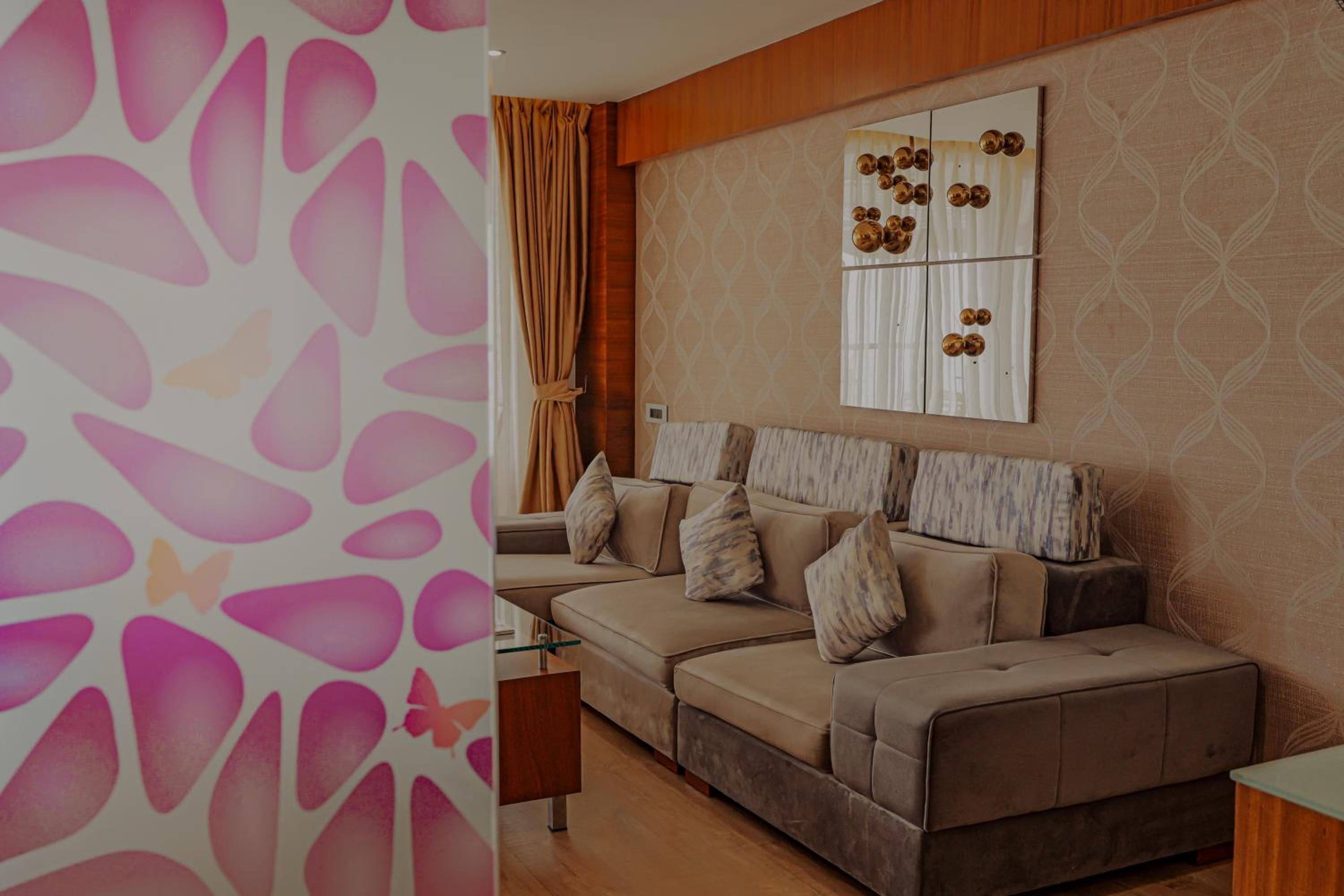 Madhura - Honeymoon Jacuzzi Suite AC with Evening Hi-Tea Complimentary