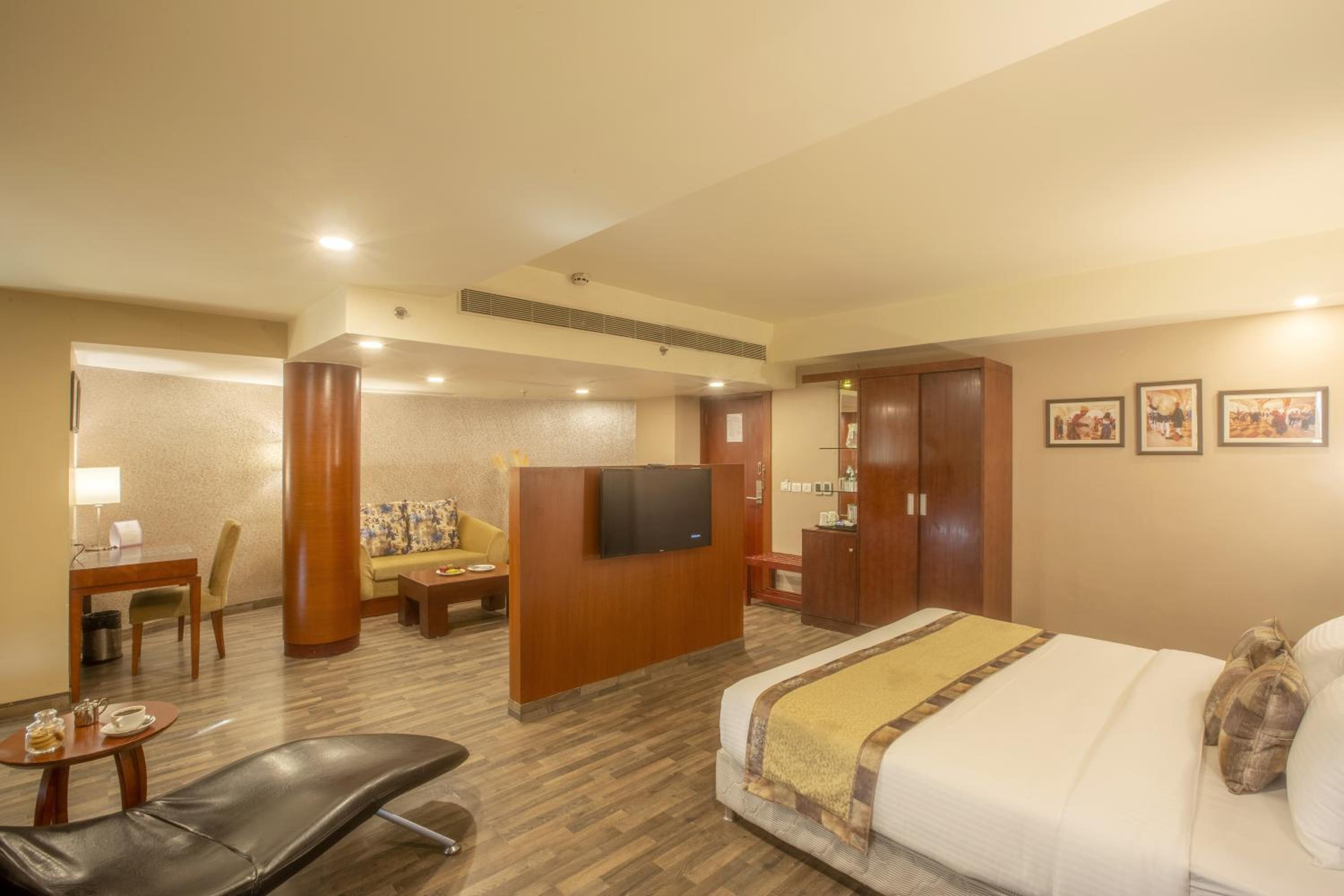 Suite - Photo 11