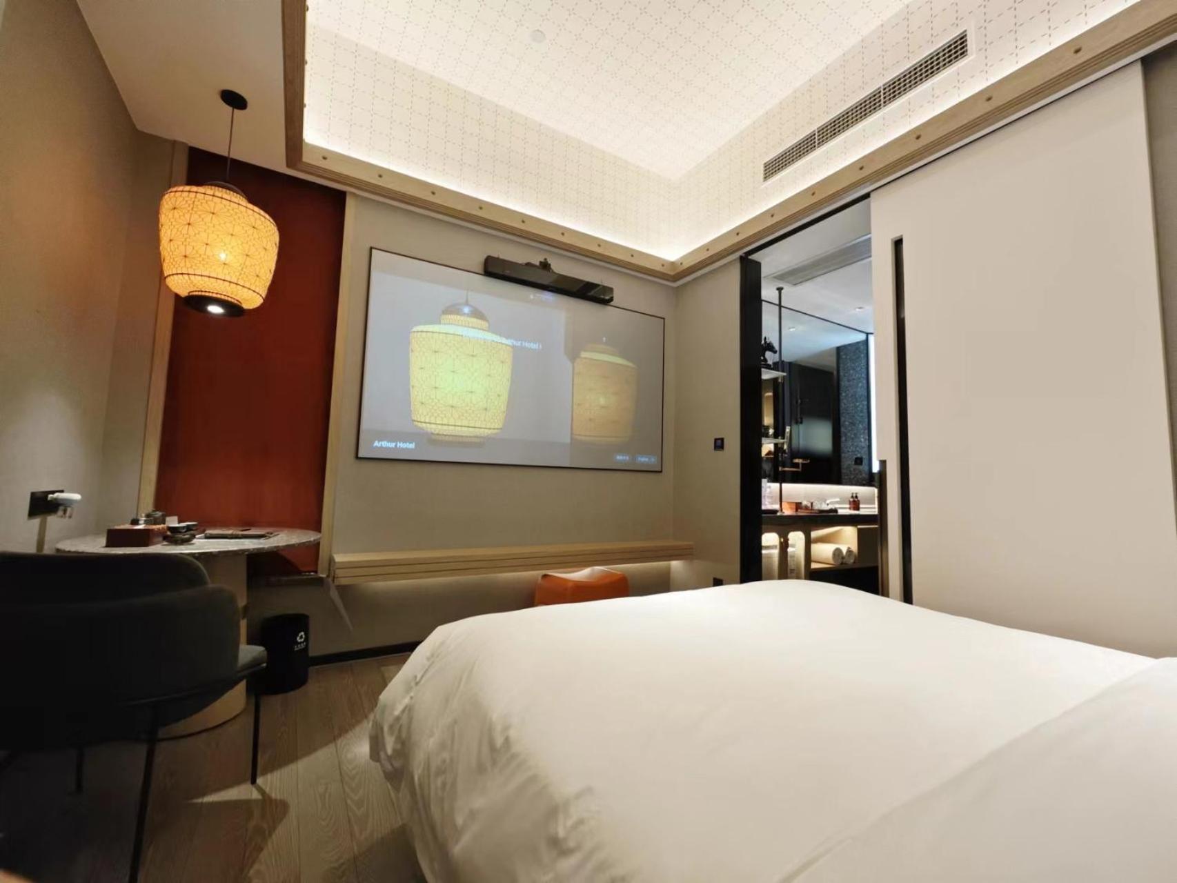 Arthur Standard Room with King Bed (Window faces the hall)