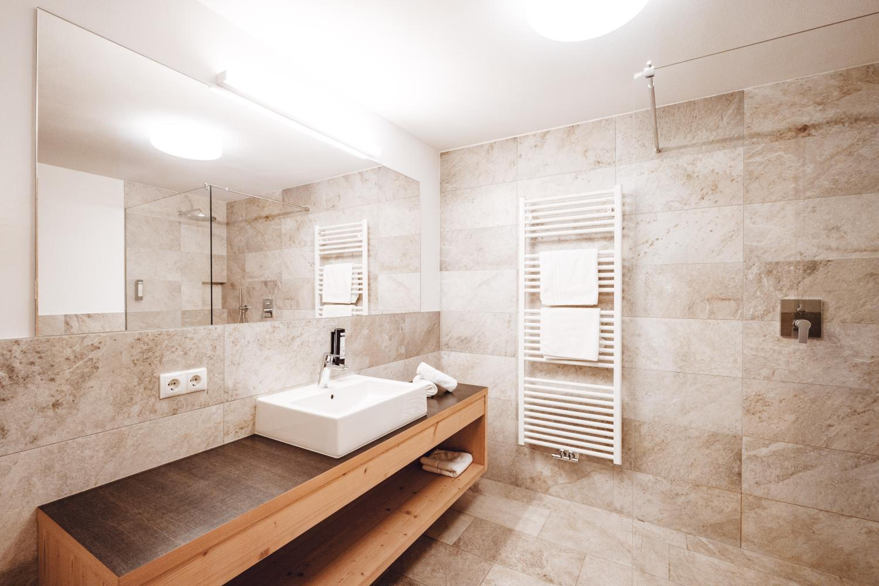 Deluxe Double Room with Balcony - Photo 6