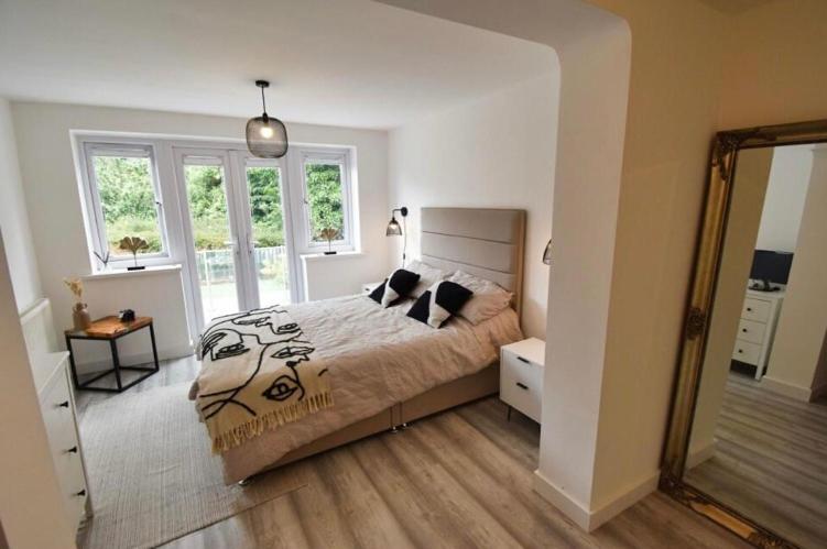 Three-Bedroom House photo 3