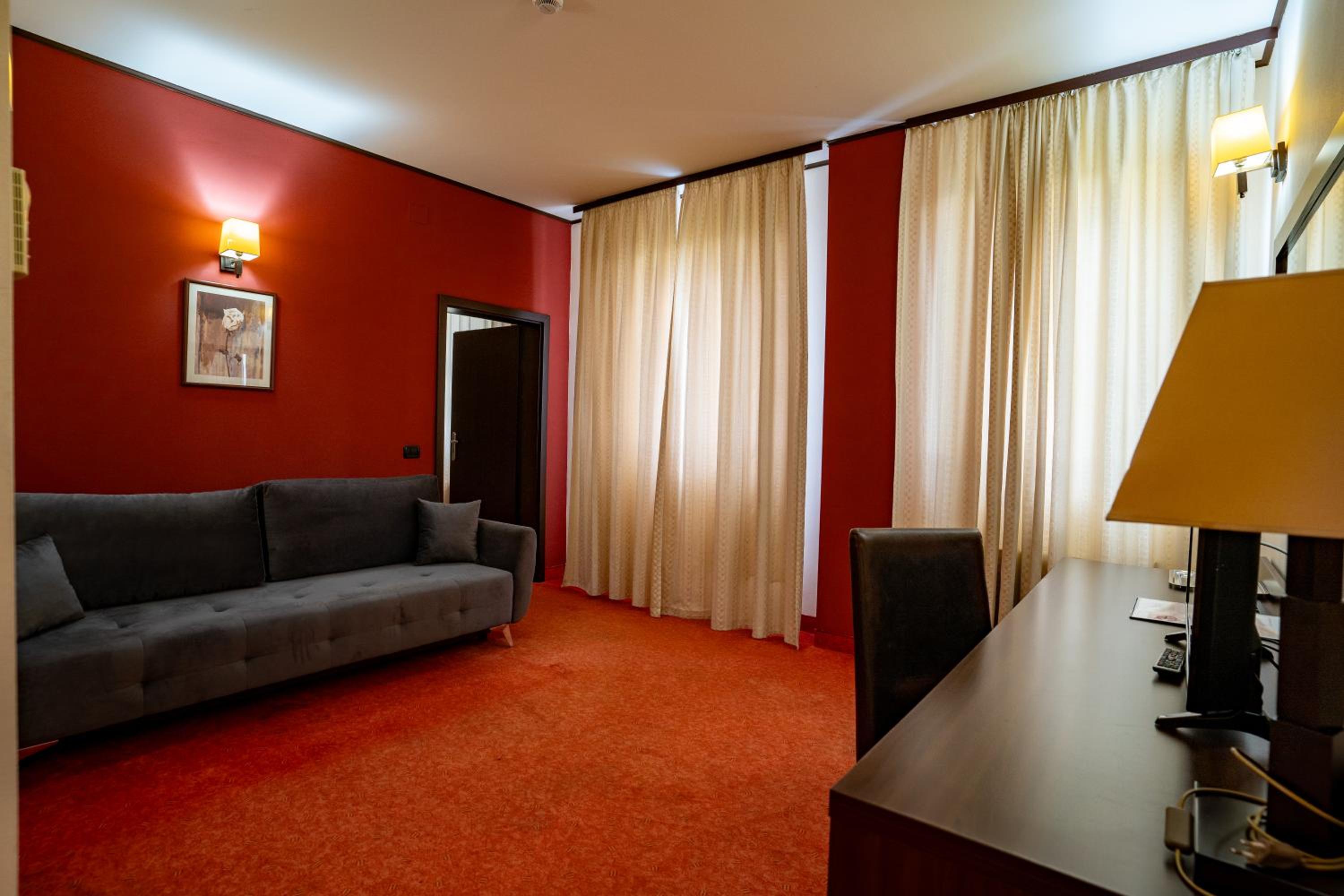 Senior Suite - Photo 1