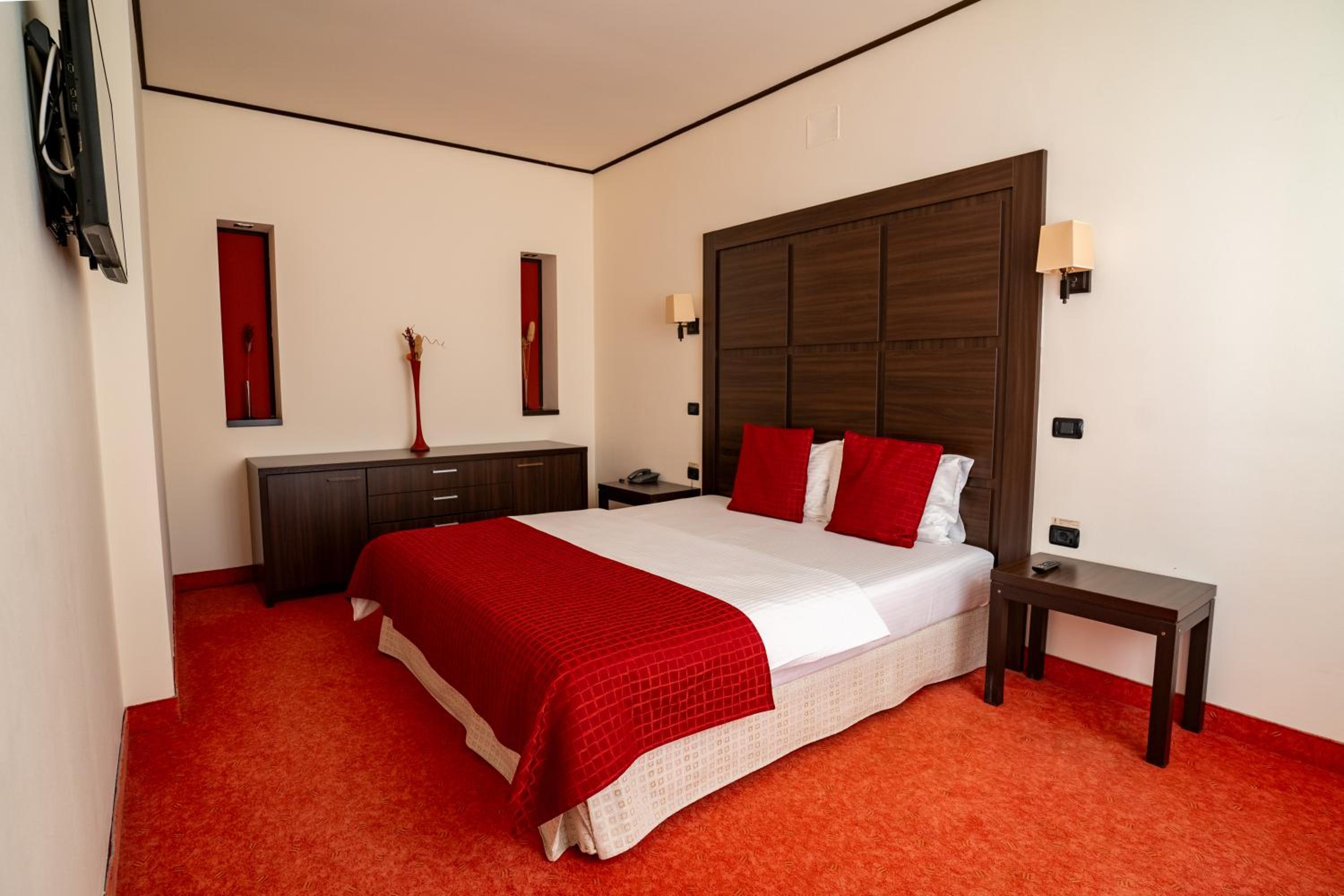 Senior Suite - Photo 2