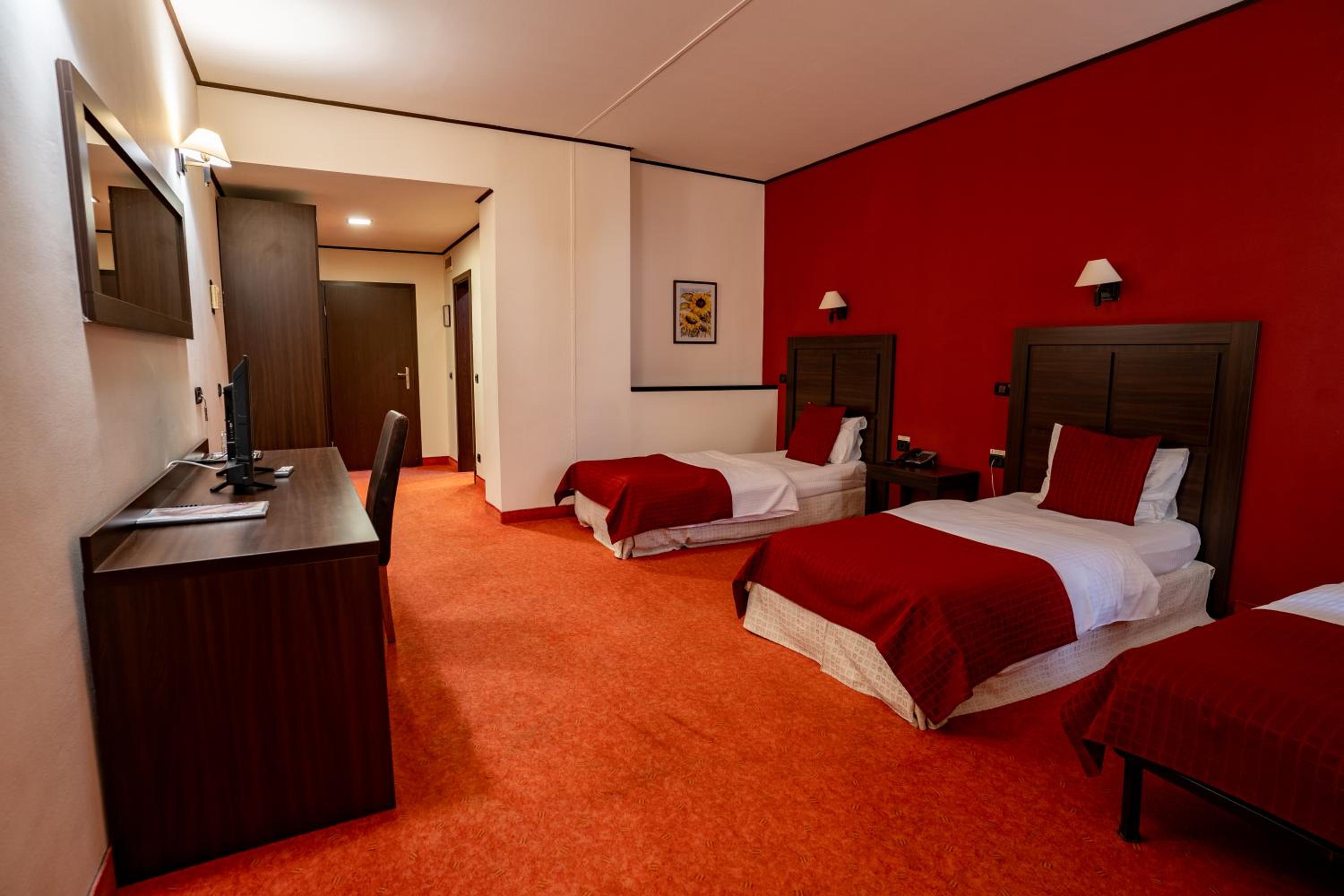 Twin Room with Extra Bed - Photo 7
