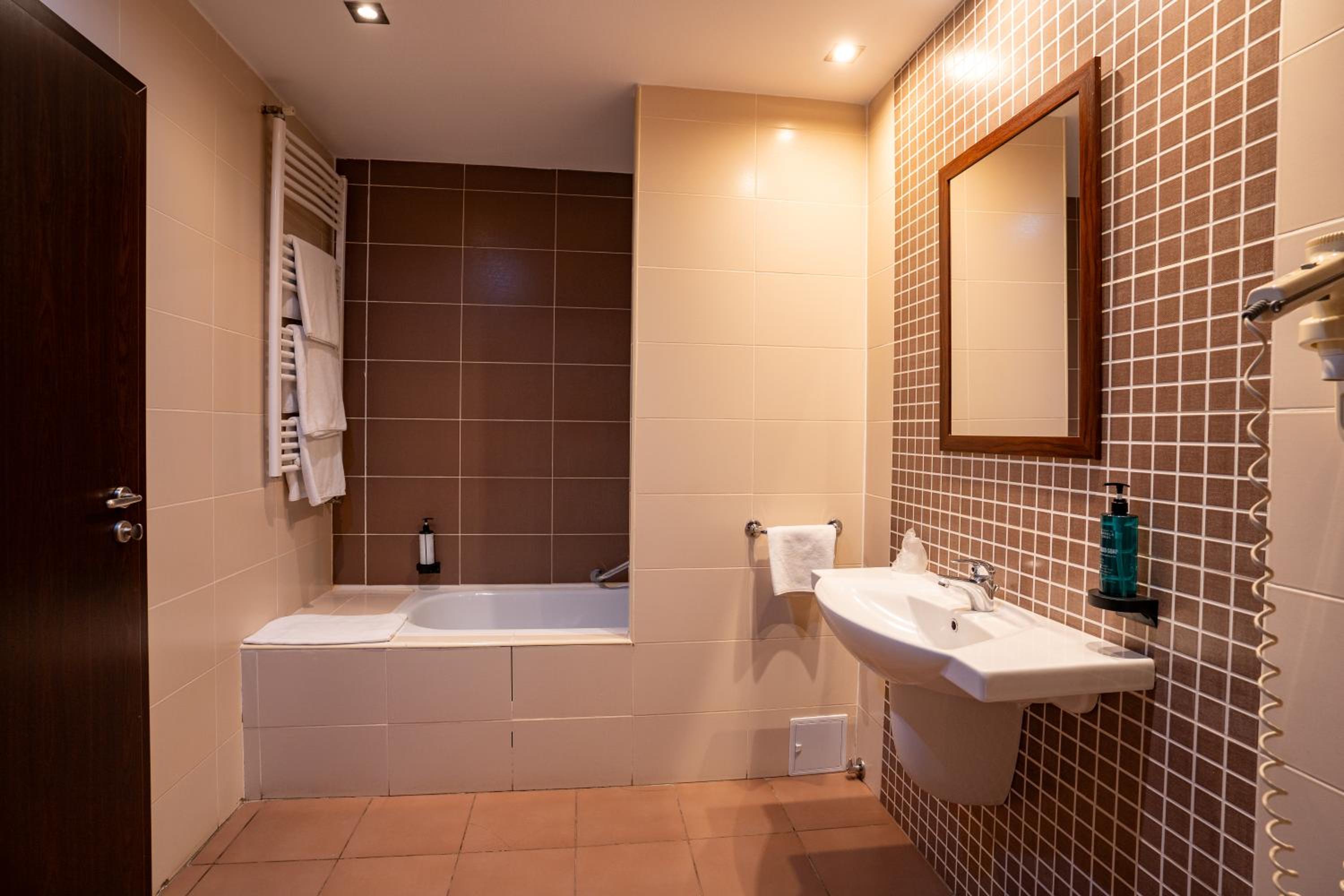 Double Room - Photo 8