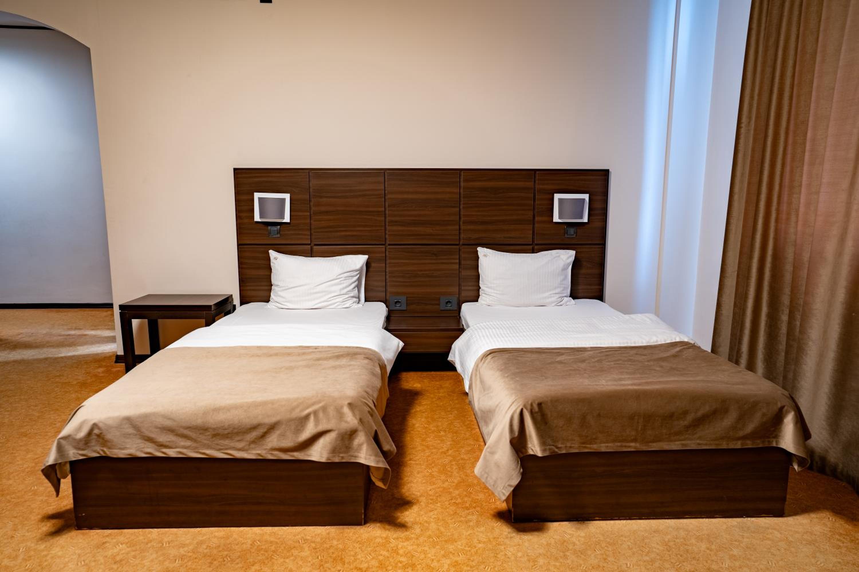 Twin Room with Extra Bed - Photo 1