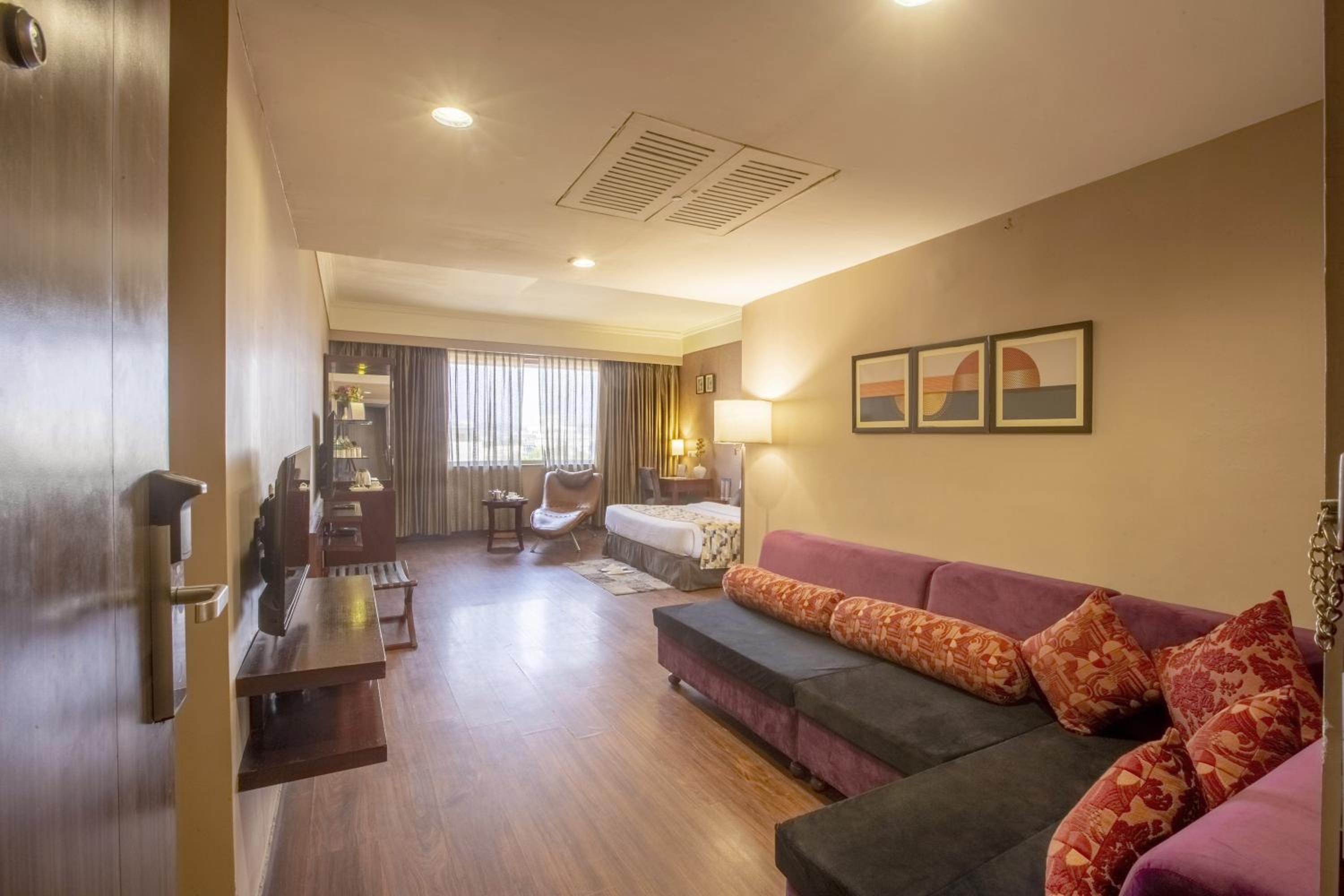 Suite - Photo 5