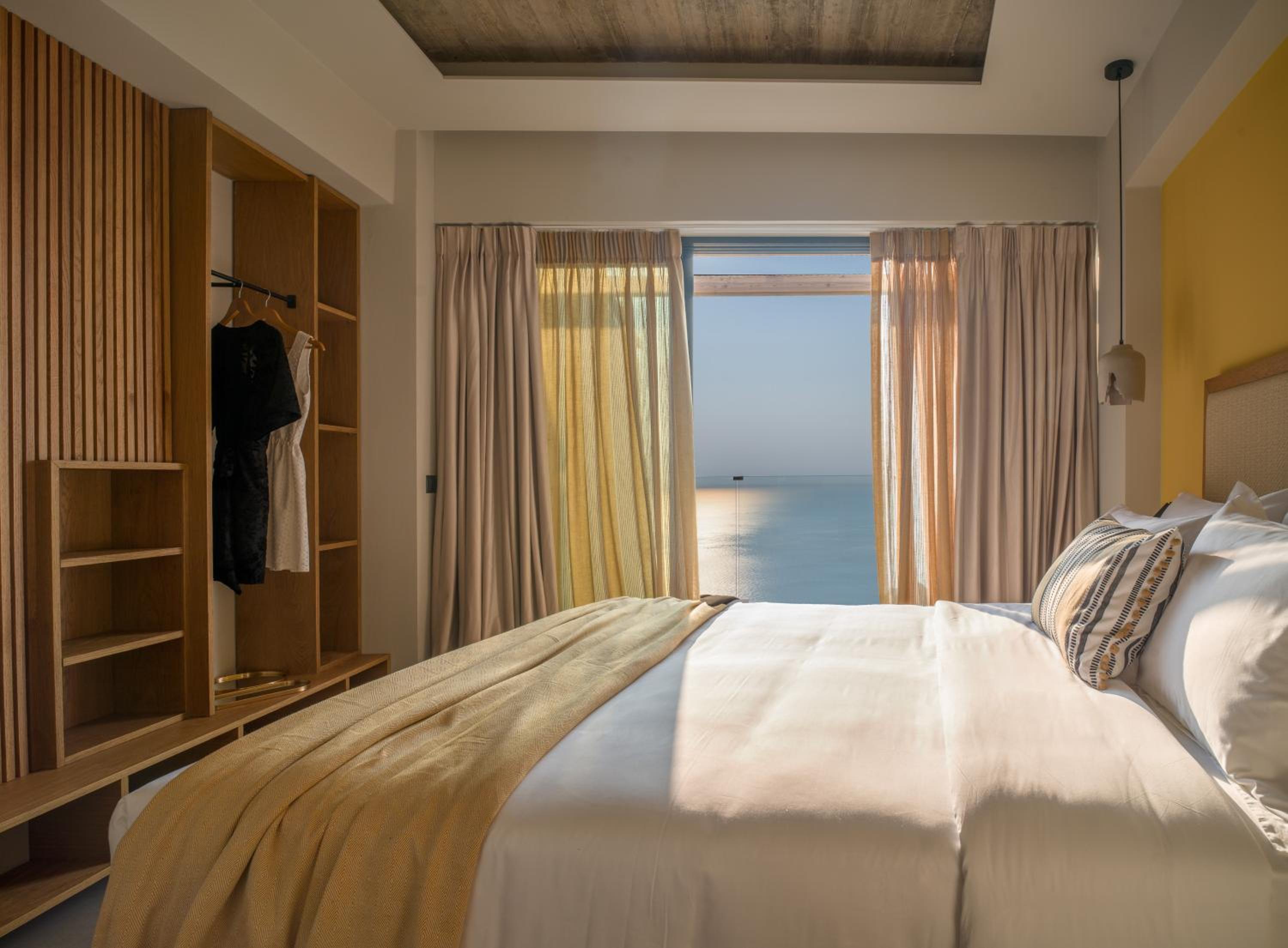 3-bedroom villa with Private Heated Pool and Birds eye sunset & panoramic sea views - Photo 3