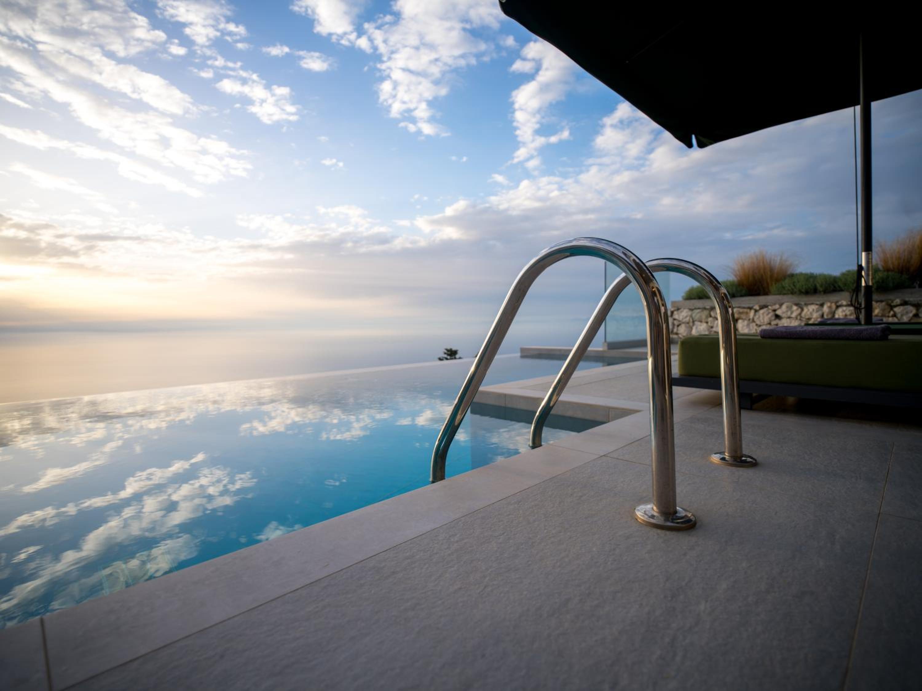 3-bedroom villa with Private Heated Pool and Birds eye sunset & panoramic sea views - Photo 6