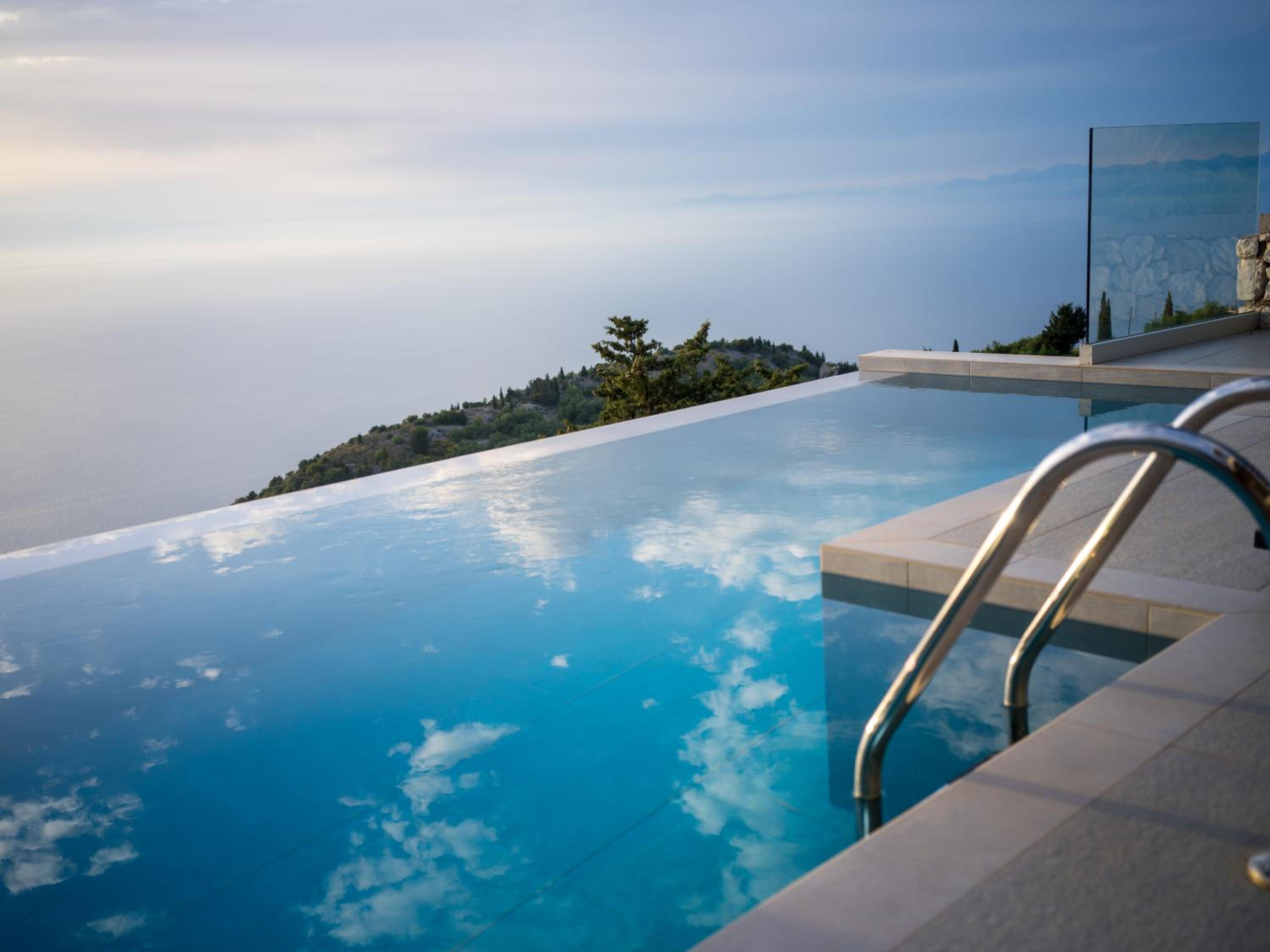 3-bedroom villa with Private Heated Pool and Birds eye sunset & panoramic sea views - Photo 12