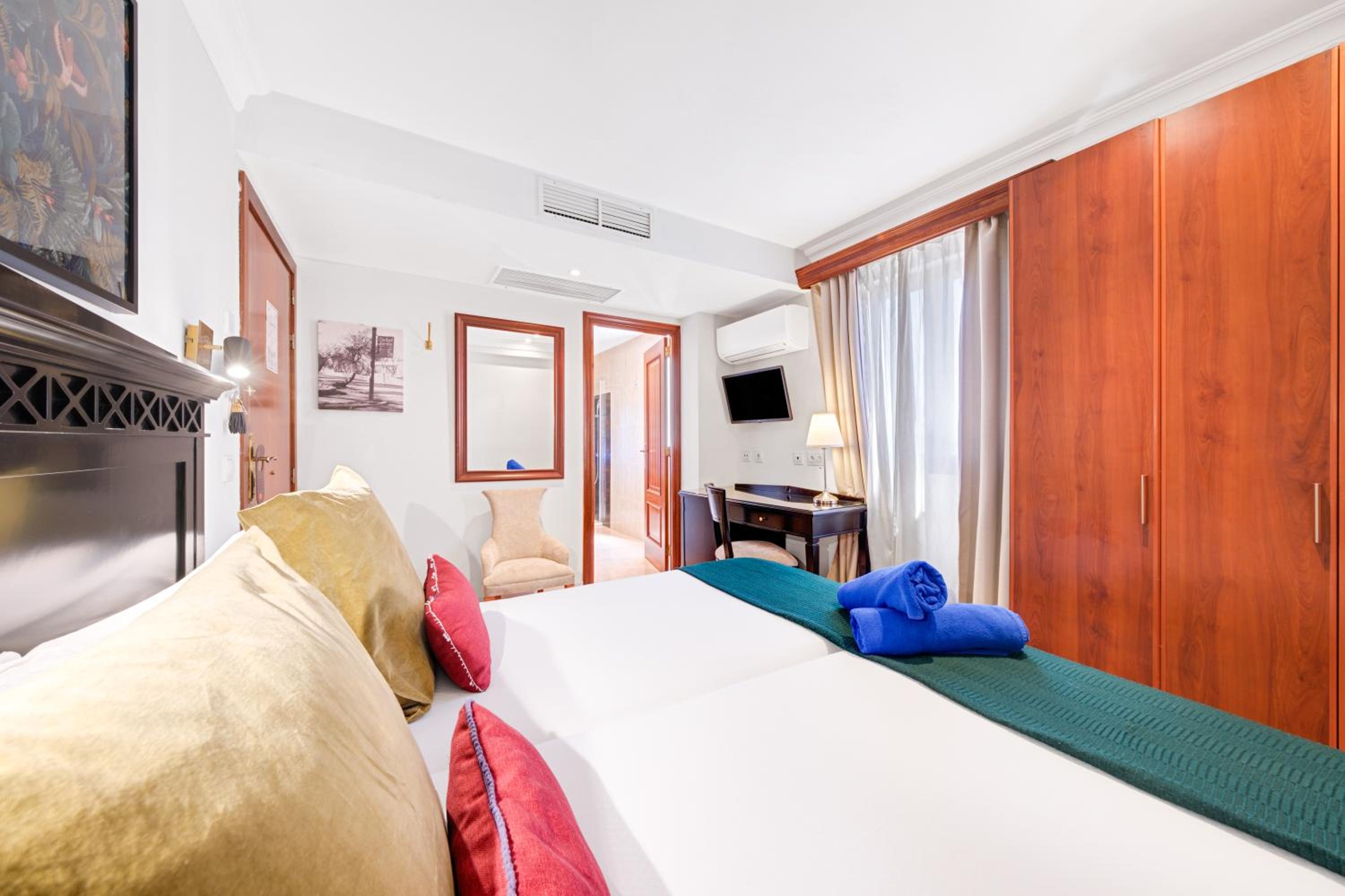 Twin Room thumbnail 5