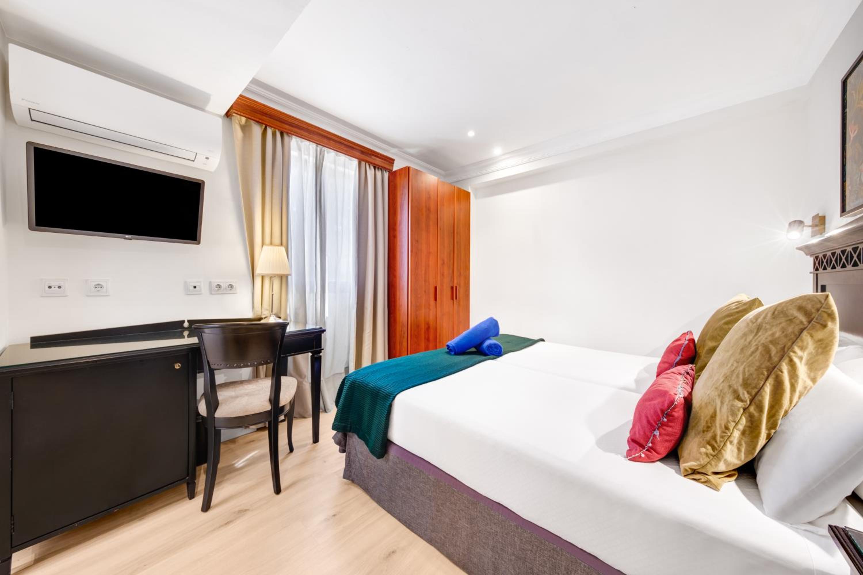 Twin Room thumbnail 5