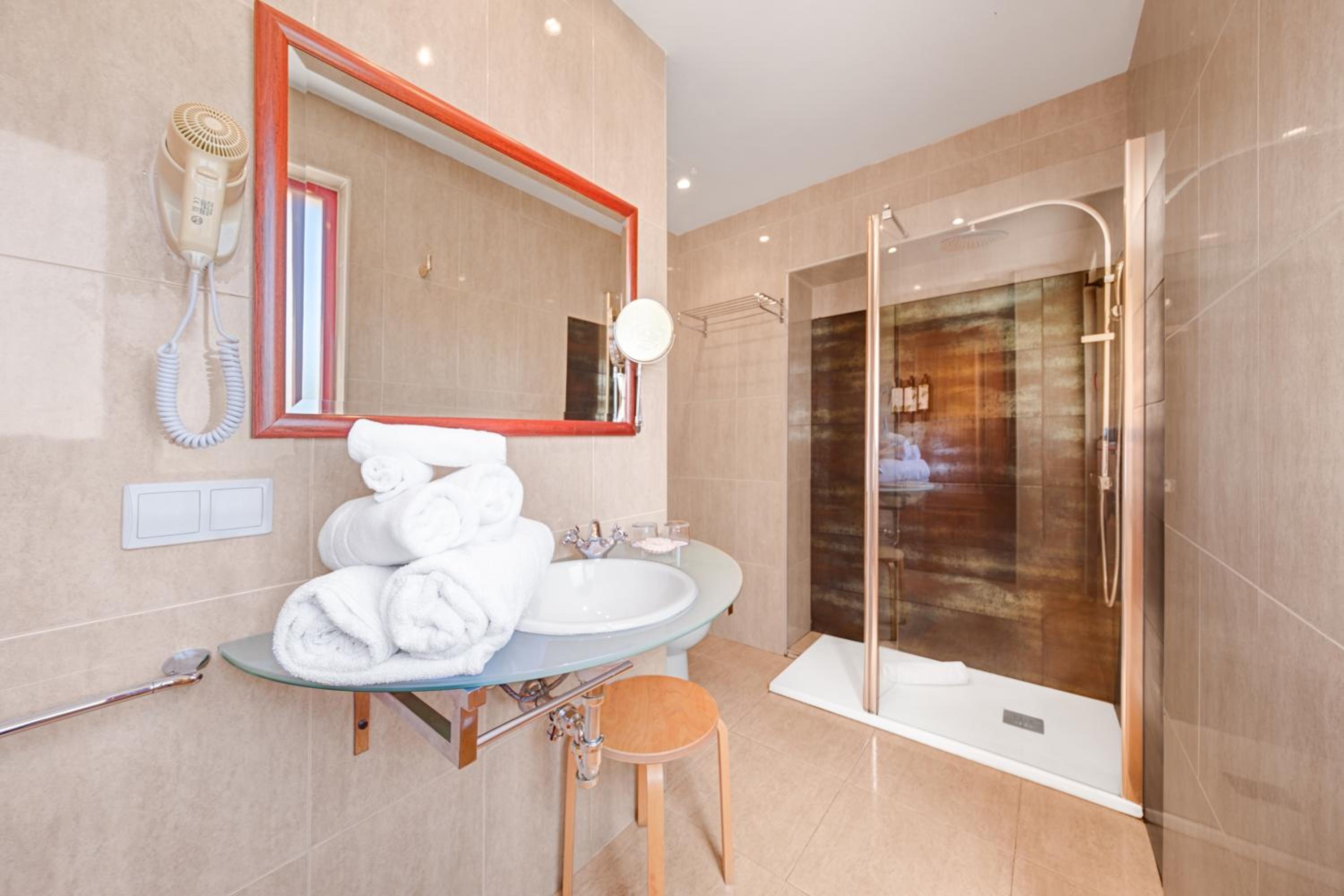 Twin Room thumbnail 6