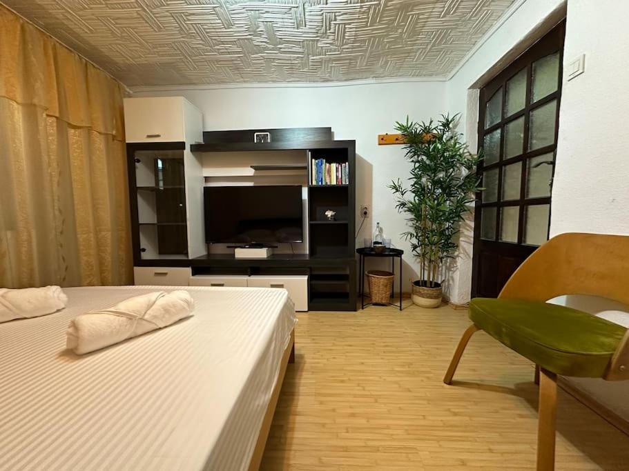Double Room with Shared Bathroom photo 3