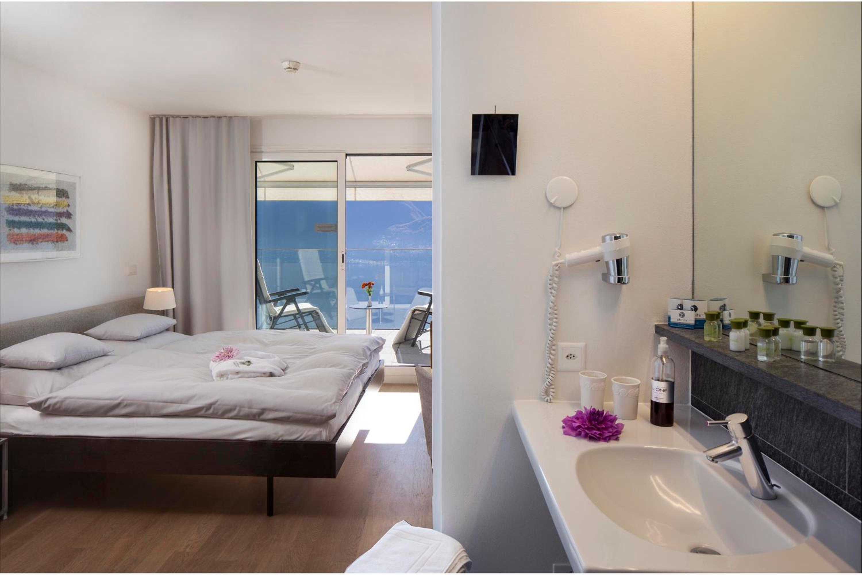 Premium Double or Twin Room with Lake View - Photo 3