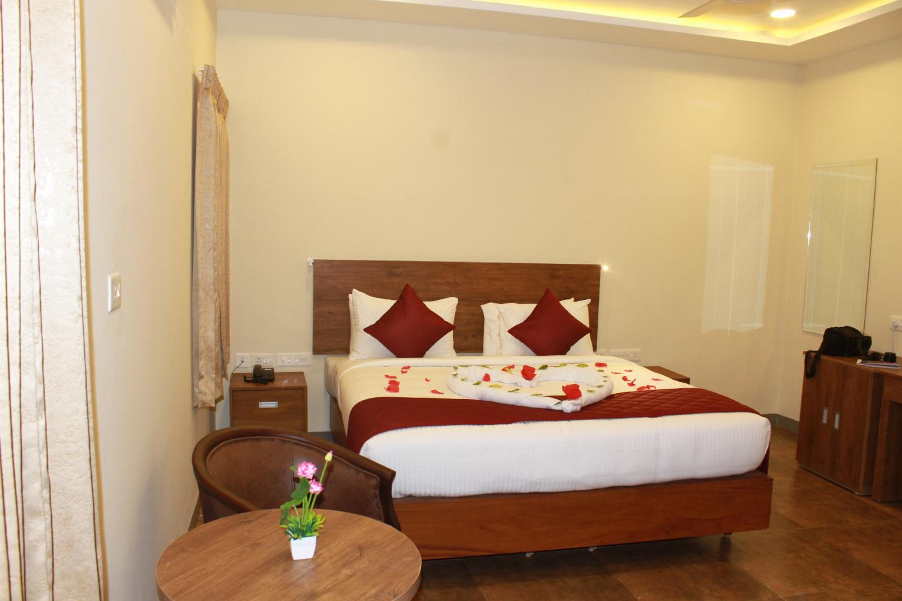 Deluxe Double Room (2 Adults + 1 Child) - Photo 3