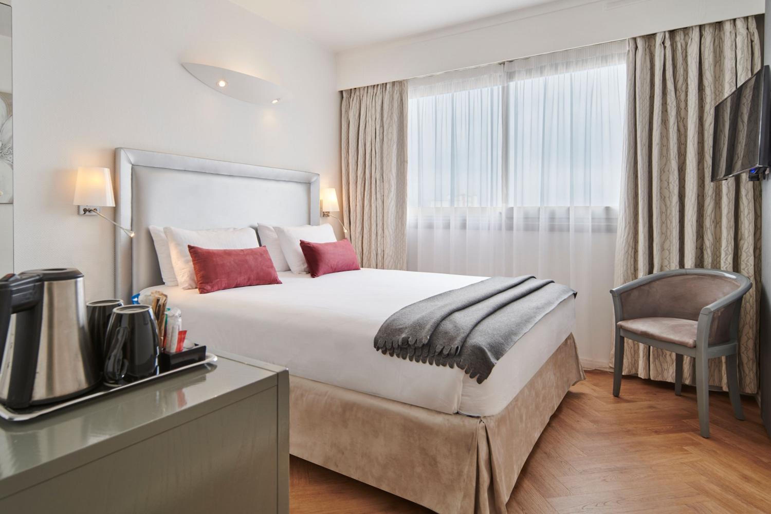 Standard Double or Twin Room thumbnail 6