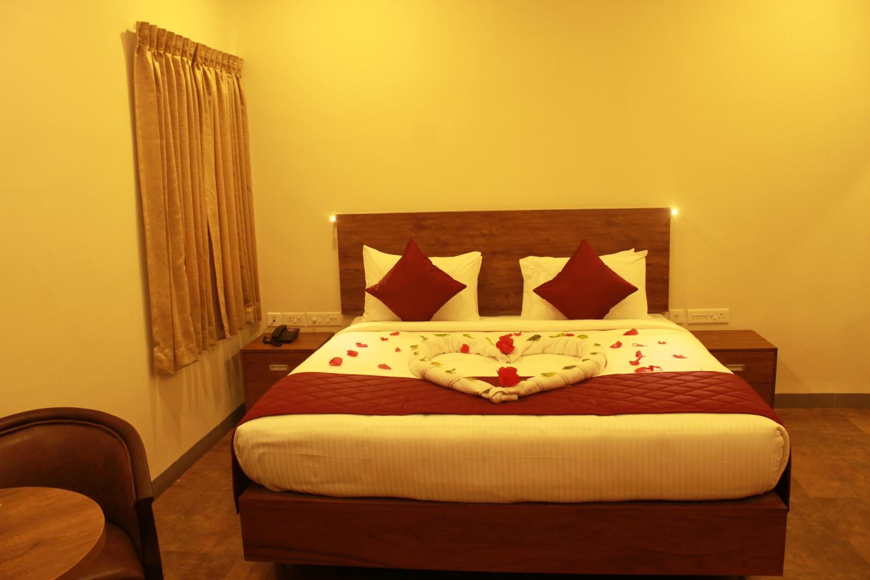 Deluxe Double Room (2 Adults + 1 Child) - Photo 4