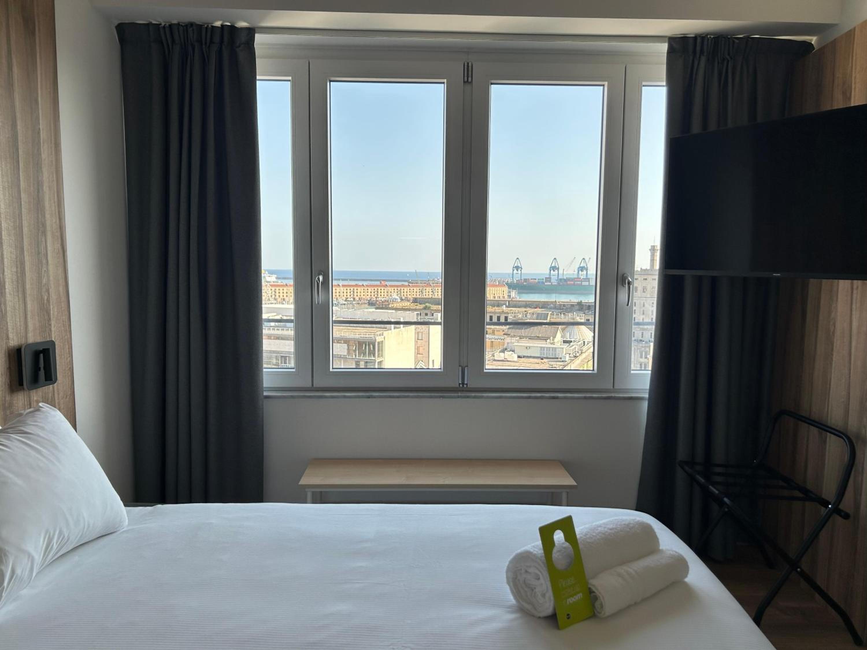 One-Bedroom Apartment with City View thumbnail 5